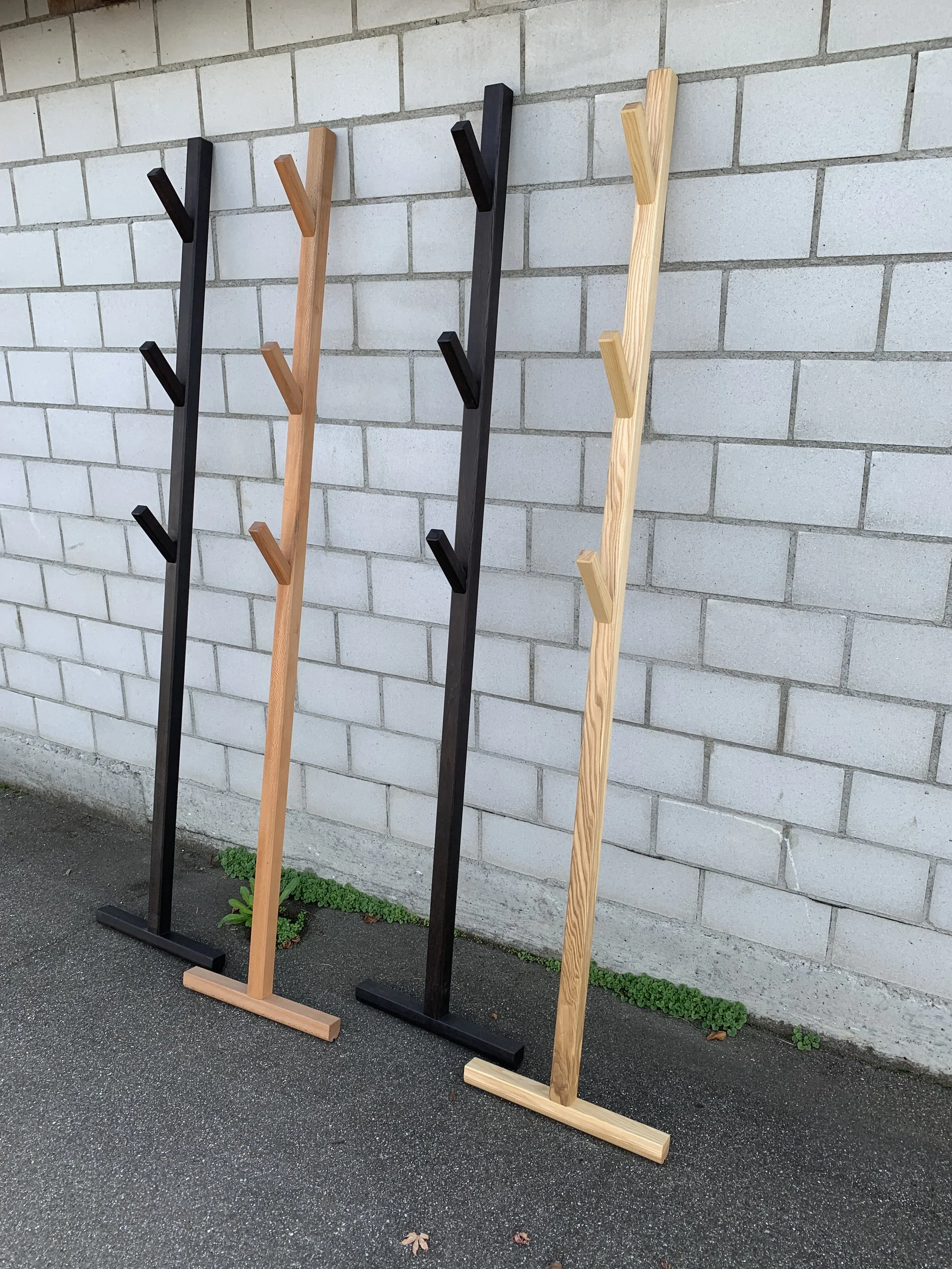  Kleiderständer  für die Alltagskleider im Schlafzimmer, für mehr Ordnung im Jugendzimmer, für kleine Wohnungen und Garderoben. Der Ständer wird nur an die Wand gestellt, unten mit einem Antirutschgummistreifen versehen und kann dann nach Belieben, a