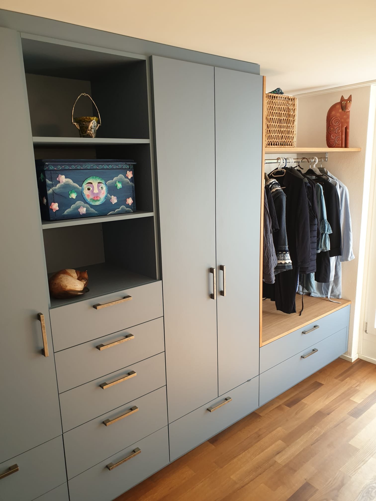  Schlafzimmerschrank mit viel Stauraum 