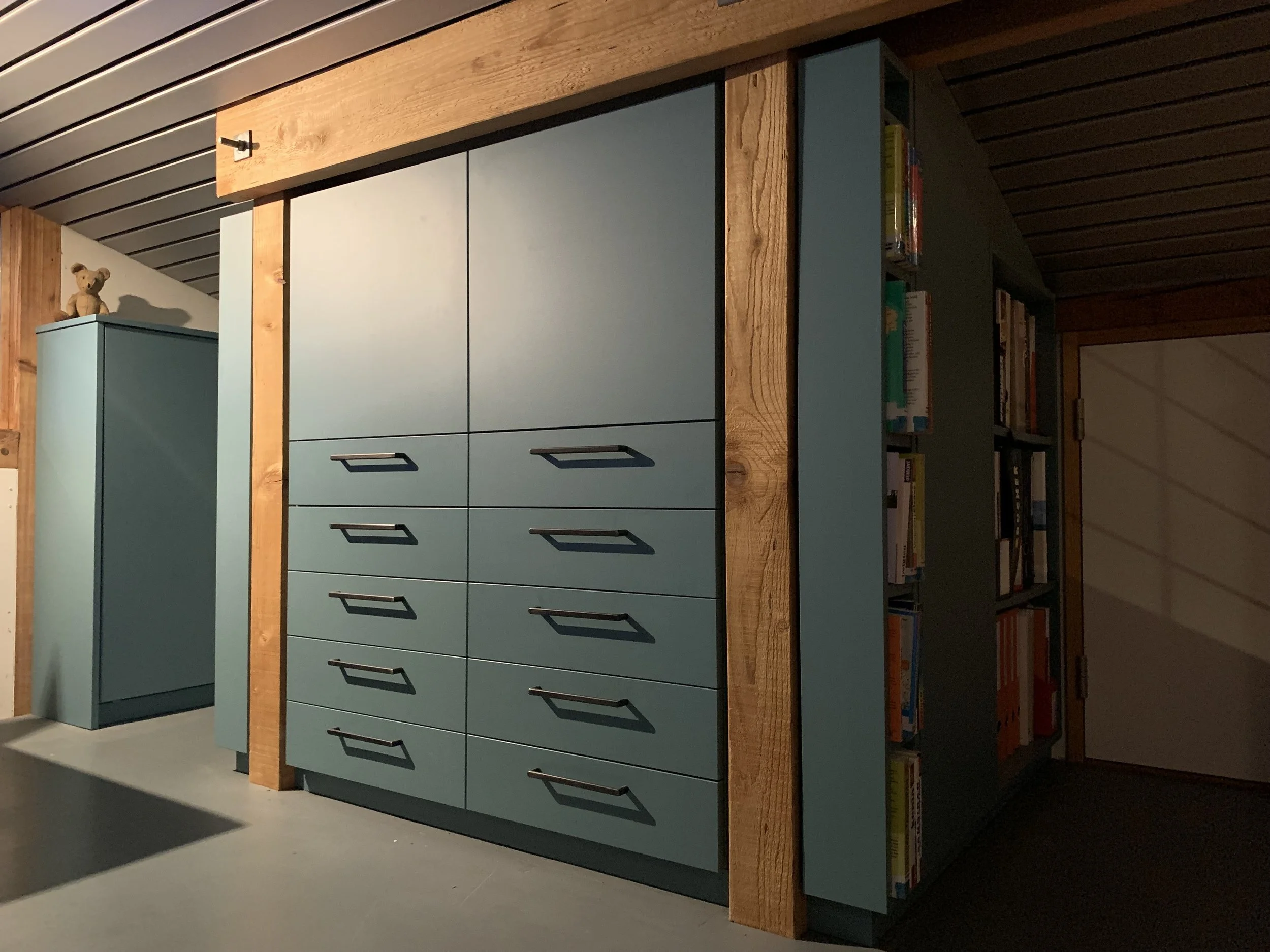  alle Ordner, die Schreibwaren, die Nähutensilien finden nun in Ecke um das grosse Kaminrohr Platz.   Meerblau für Ferienfeeling im Büroalltag.  