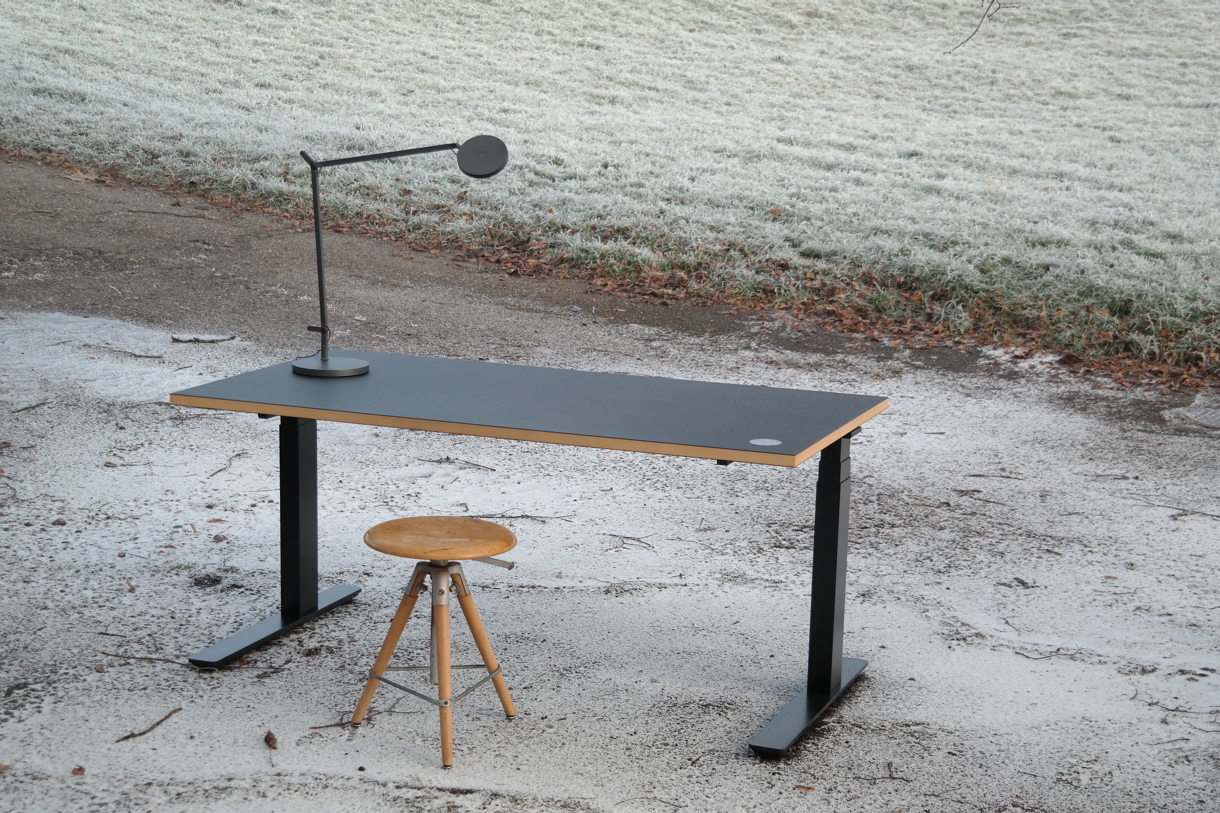  Automatisch höhenverstellbarer Schreibtisch, Schreibplatte Linoleum belegt 