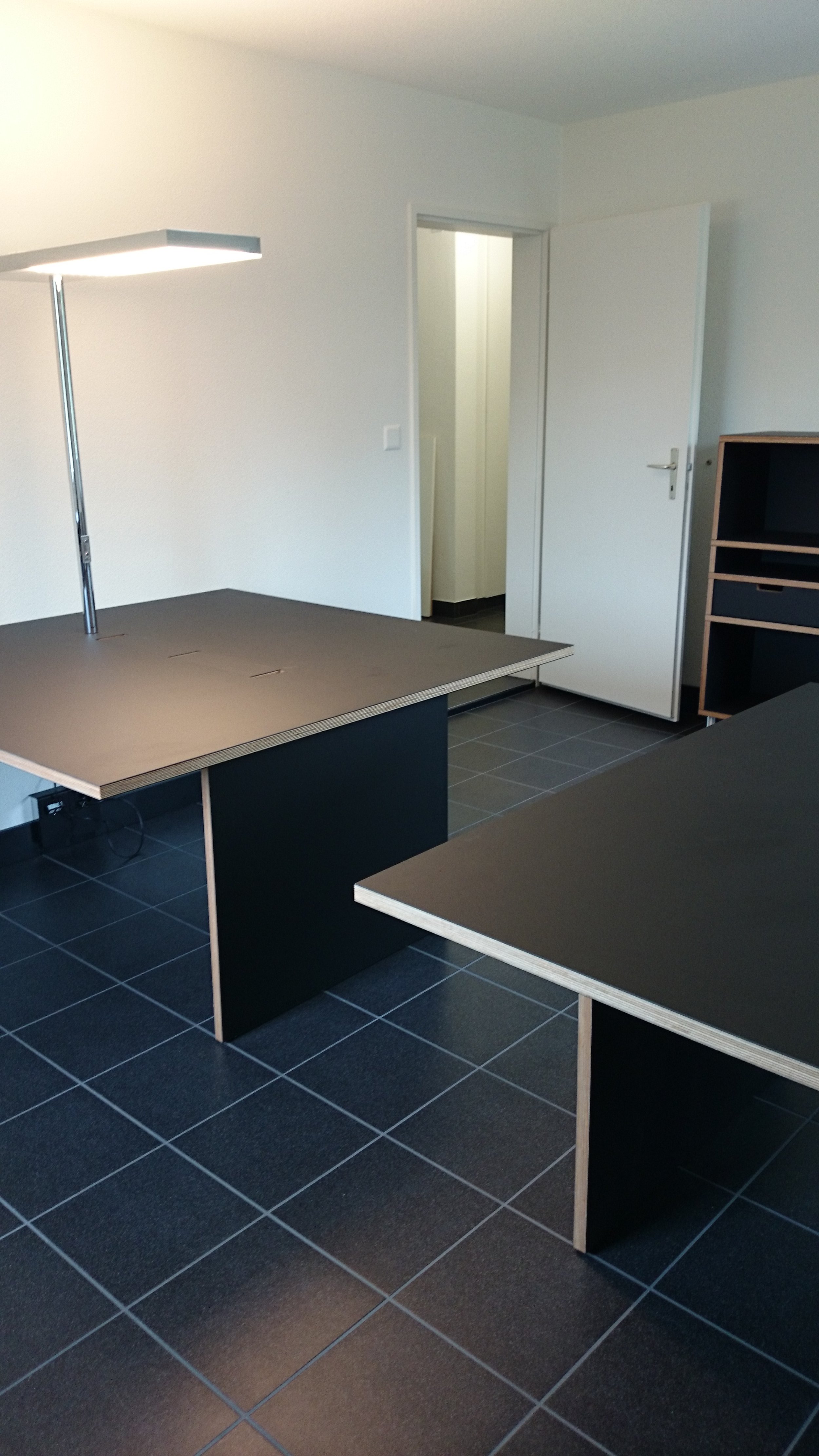  Bürotische für Zahnarztpraxis. Linoleum belegt, Leuchte Nimbus 