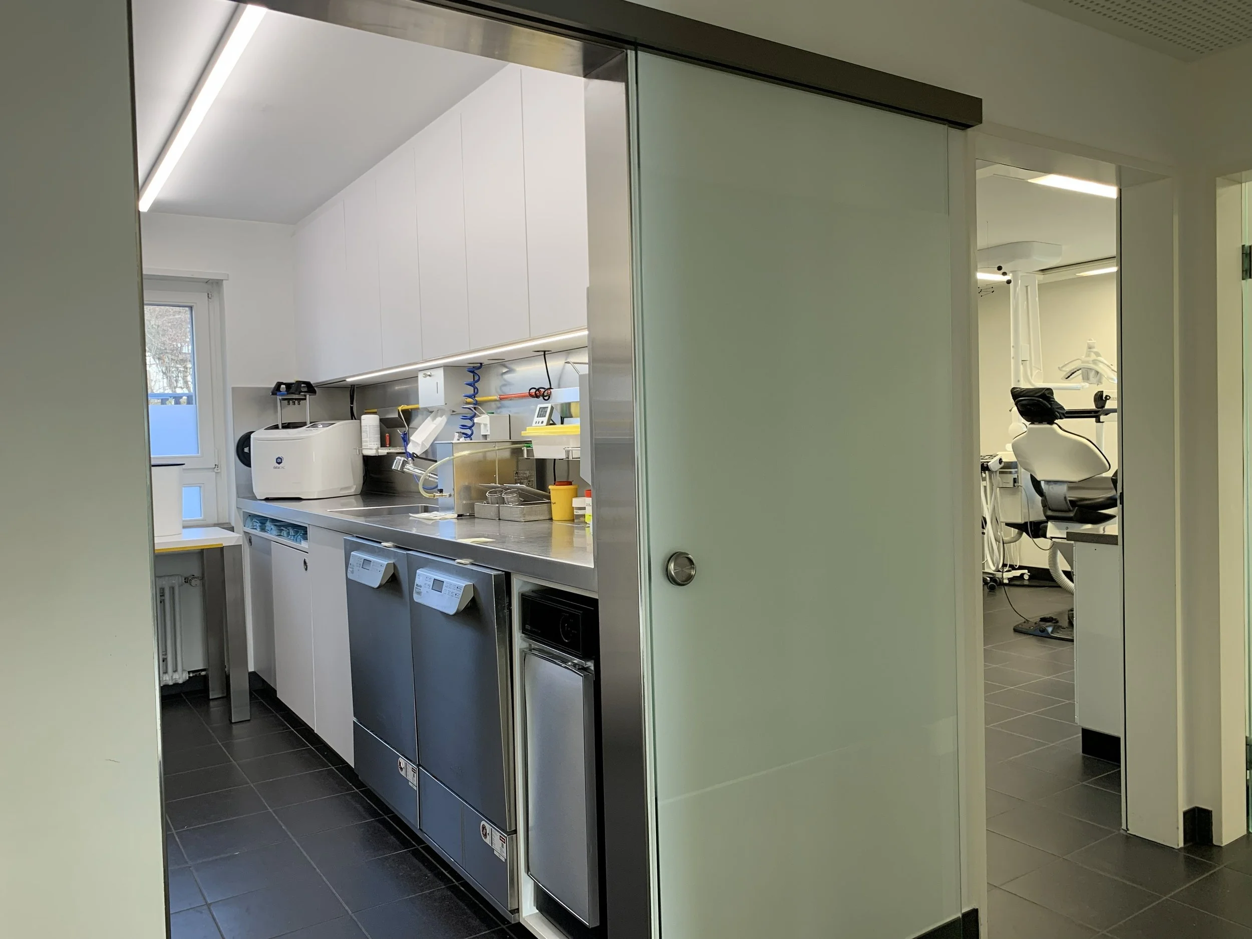  Steriraum und Schiebetüren Zahnarztpraxis Pedrini Keller Uster 