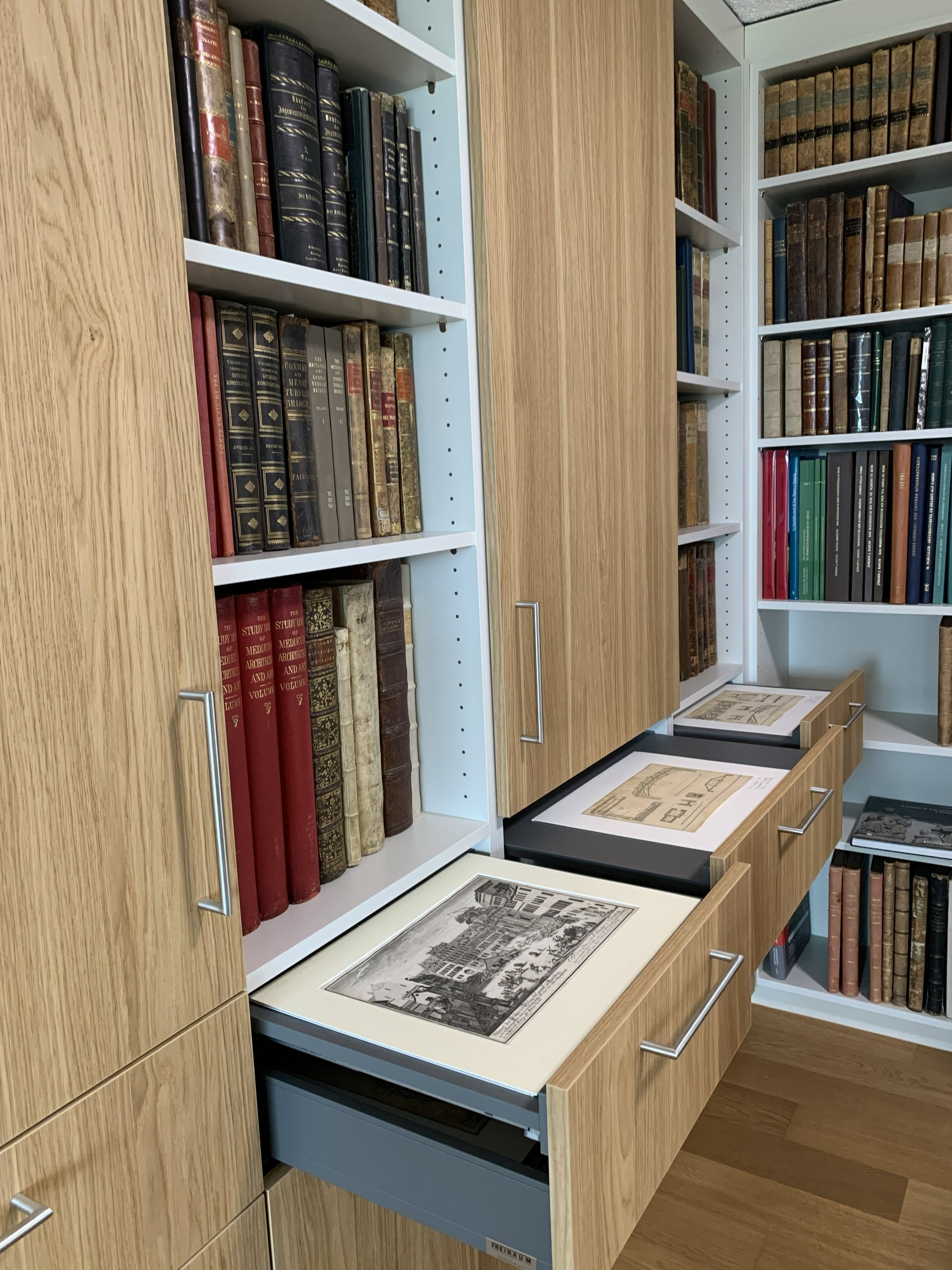  Private Bibliothek, helles Grau mit Shinnoki Eiche,  Dezember 25 