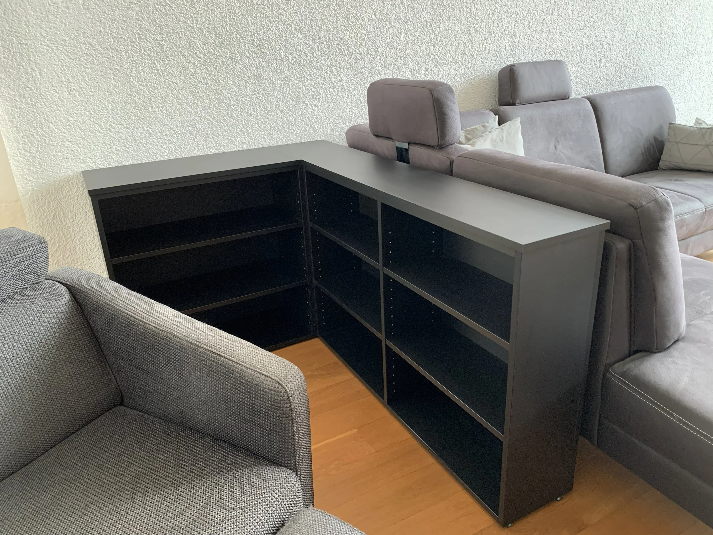  Griffbereit sind die Lesebücher neben dem Lesesessel. Regal ums Eck, Anthrazit, Januar 26 