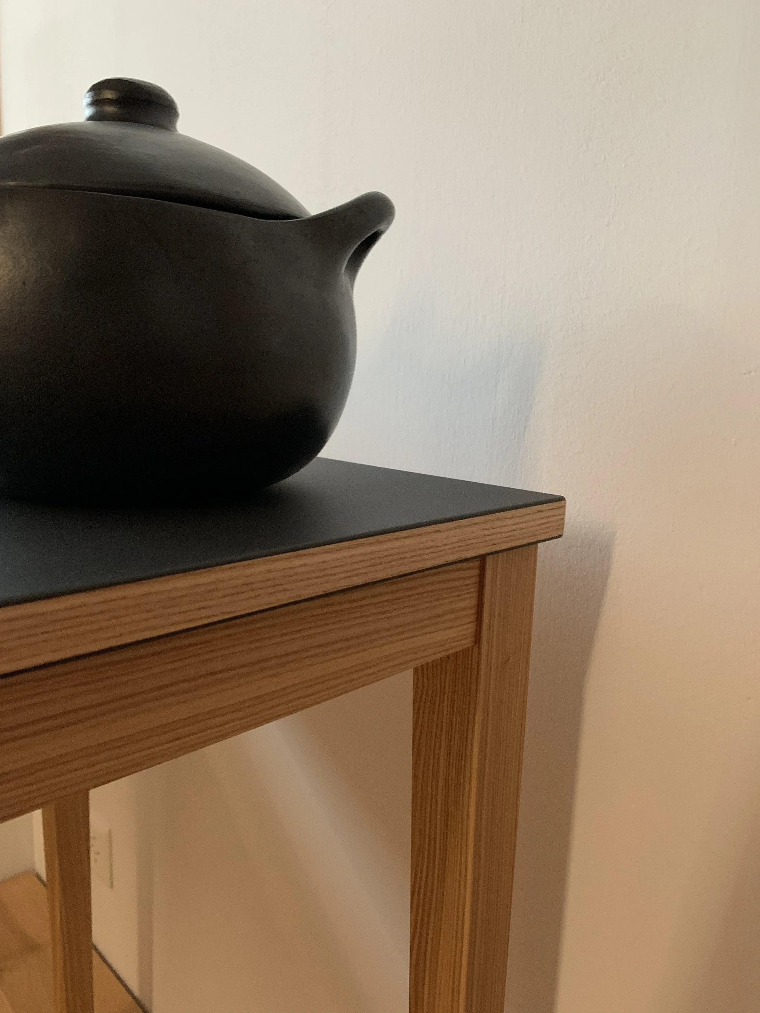  letztes Freiraum-Tischchen 60 × 100cm, Esche mit schwarzem Linoleumbelag. Spezialpreis 750.- inkl. MWSt 