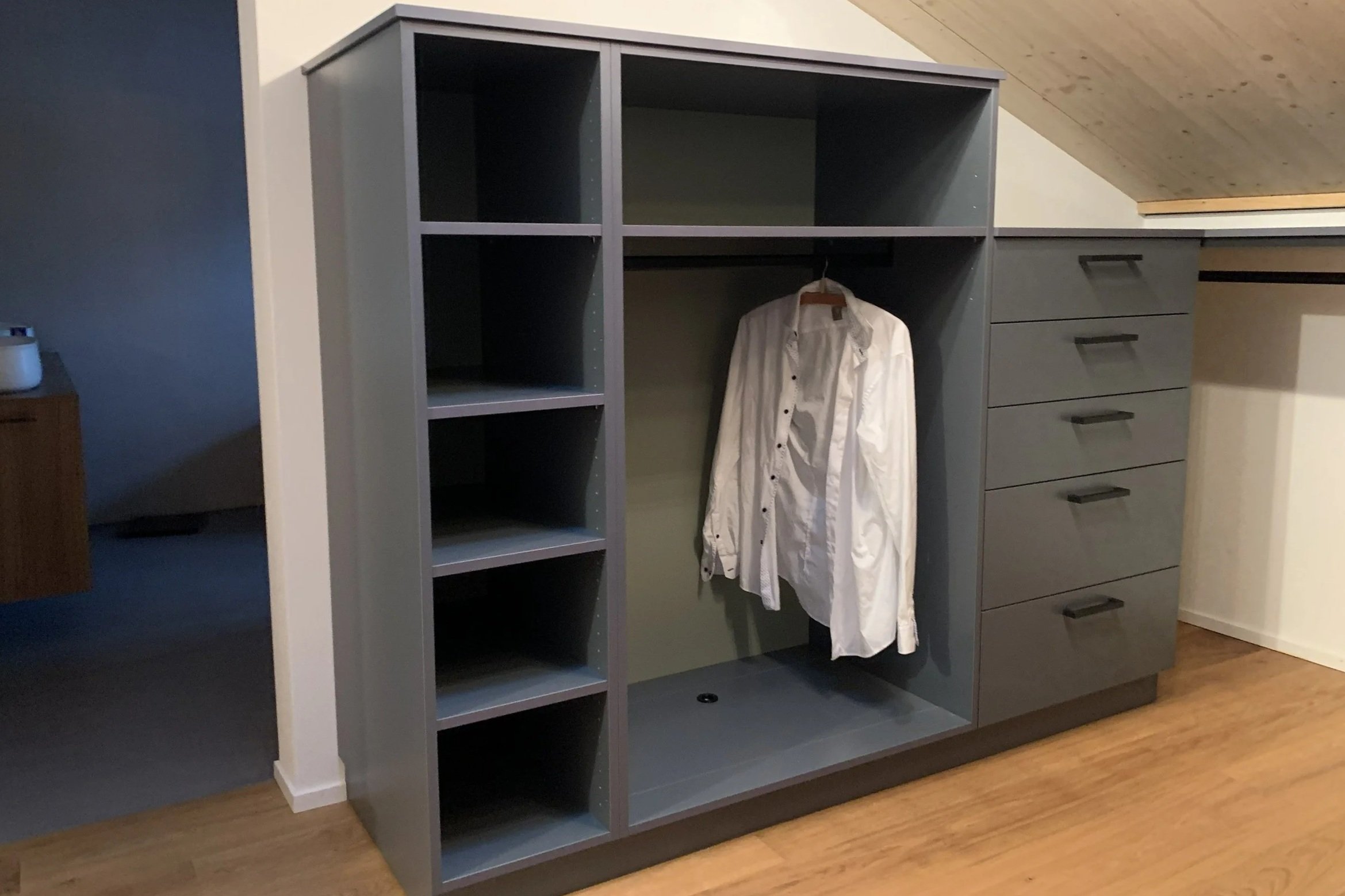  Ankleide in Schiefergrün, mit Salbeigrünen Rückwänden und schwarzen Beschlägen, Februar 26 