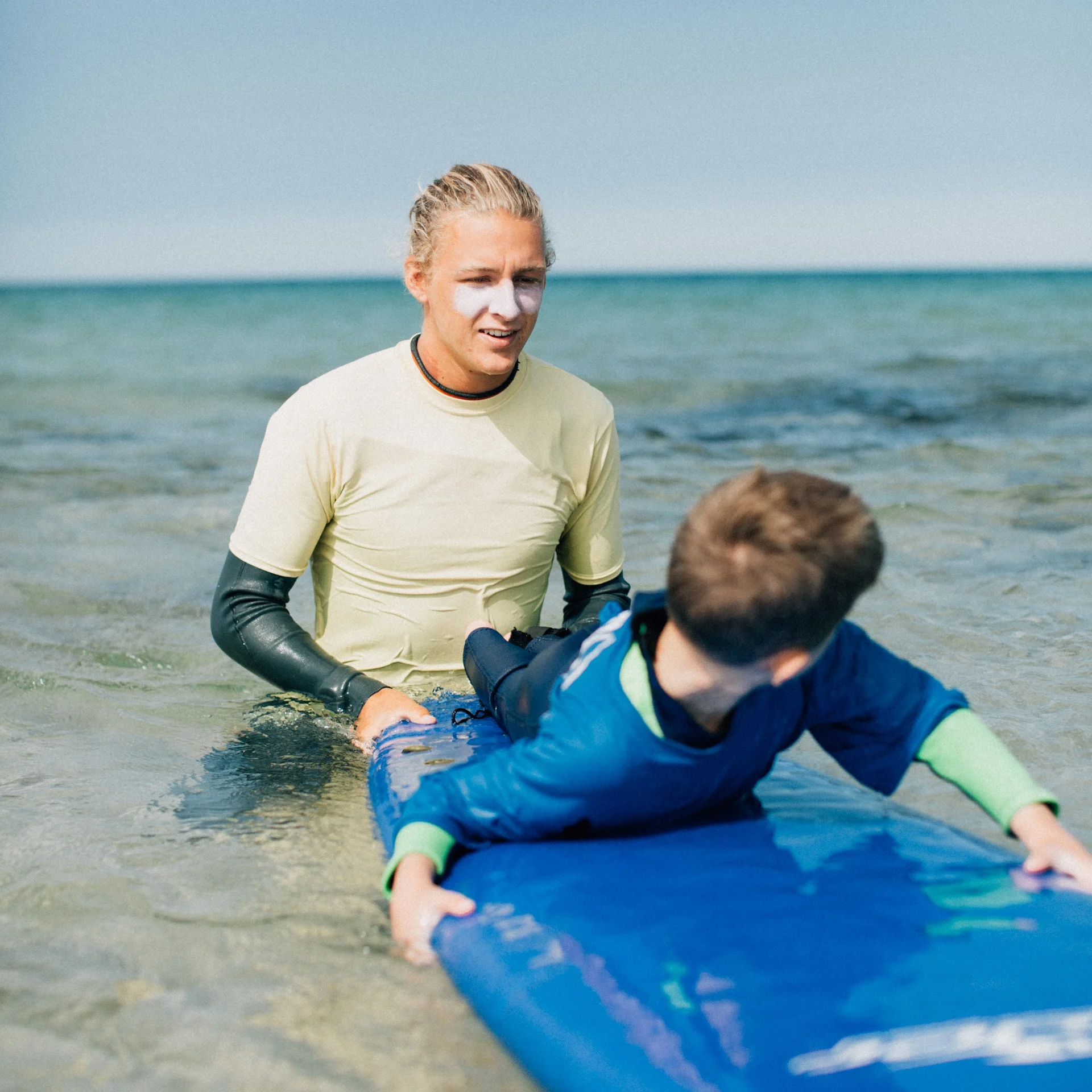 Jasper Jones Jasper has just spent the winter exploring the world travelling and working as a surf instructor. Jasper now spends his winters studying for a degree in marine biology but in the summers he always has a smile on his face and a sausage and egg roll in hand. Jasper is the most popular choice for private lessons and gets many requests for his warm coaching approach and continual enthusiasm no matter the conditions.