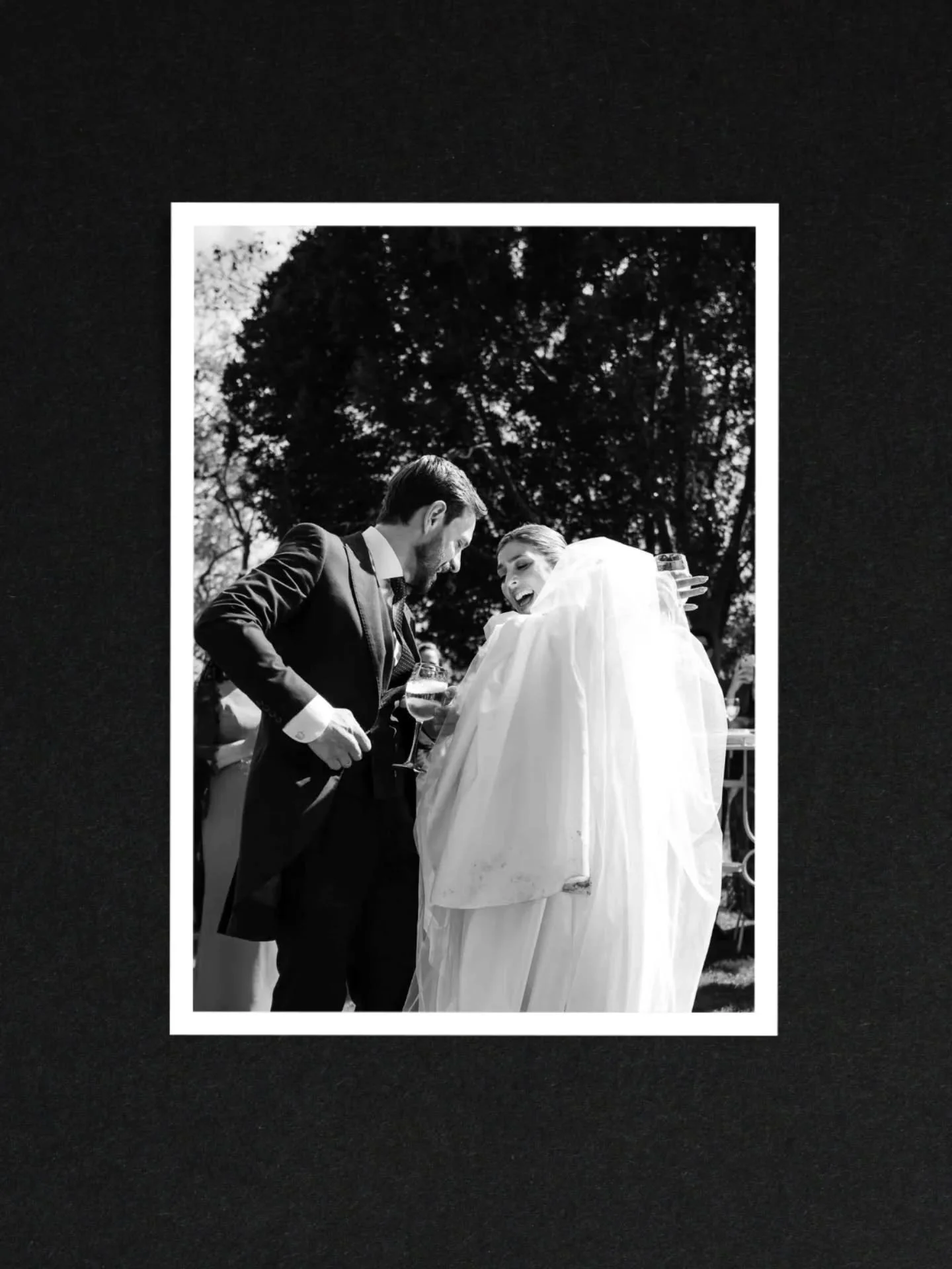 Hay bodas que se fotograf&iacute;an y hay bodas que, de alguna forma, tambi&eacute;n se quedan contigo.

La de Mar&iacute;a y Pedro, al comienzo de la primavera, fue una de esas. No solo por lo bonita que fue, sino por la verdad que hab&iacute;a en e