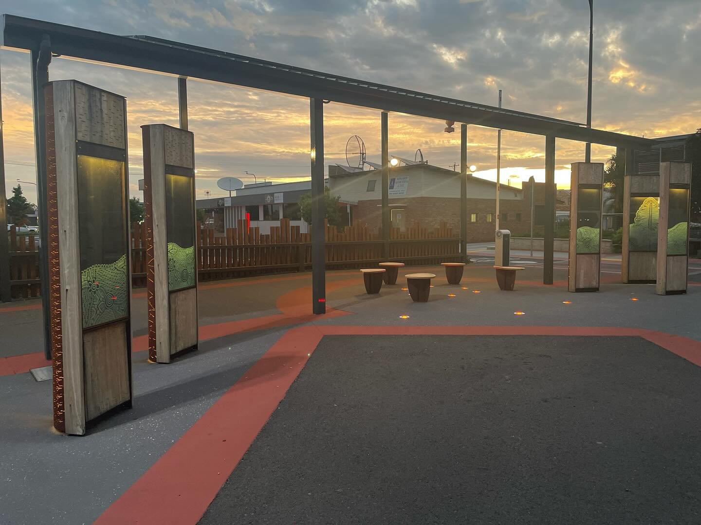 Kingaroy at night.
The structures were designed to showcase the artwork which spans the five structures. The edge lighting to the sandblasted panels picks up the artwork beautifully and makes it sparkle. The Corten to the rear of the structures has B