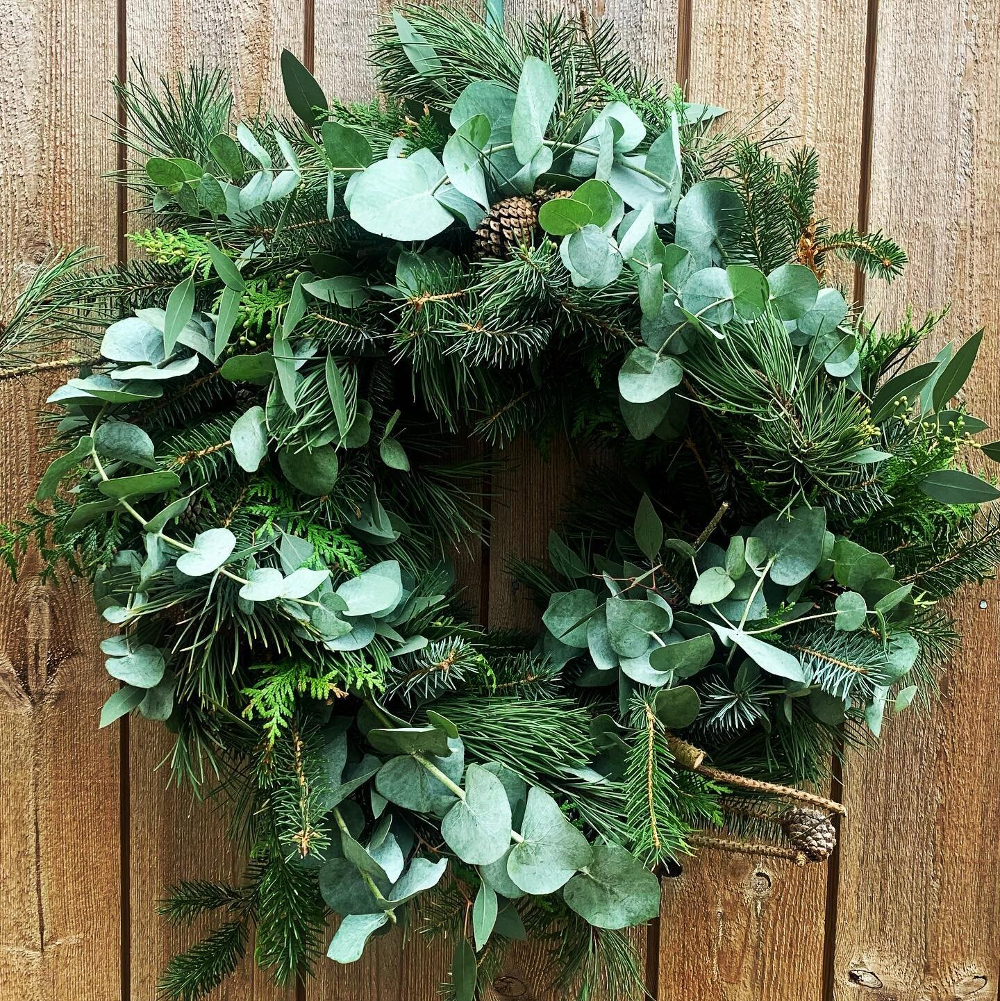 #christmasiscoming #christmaswreath #doorwreath #homemadechristmasdecorations #christmaspreparationsinthecottage