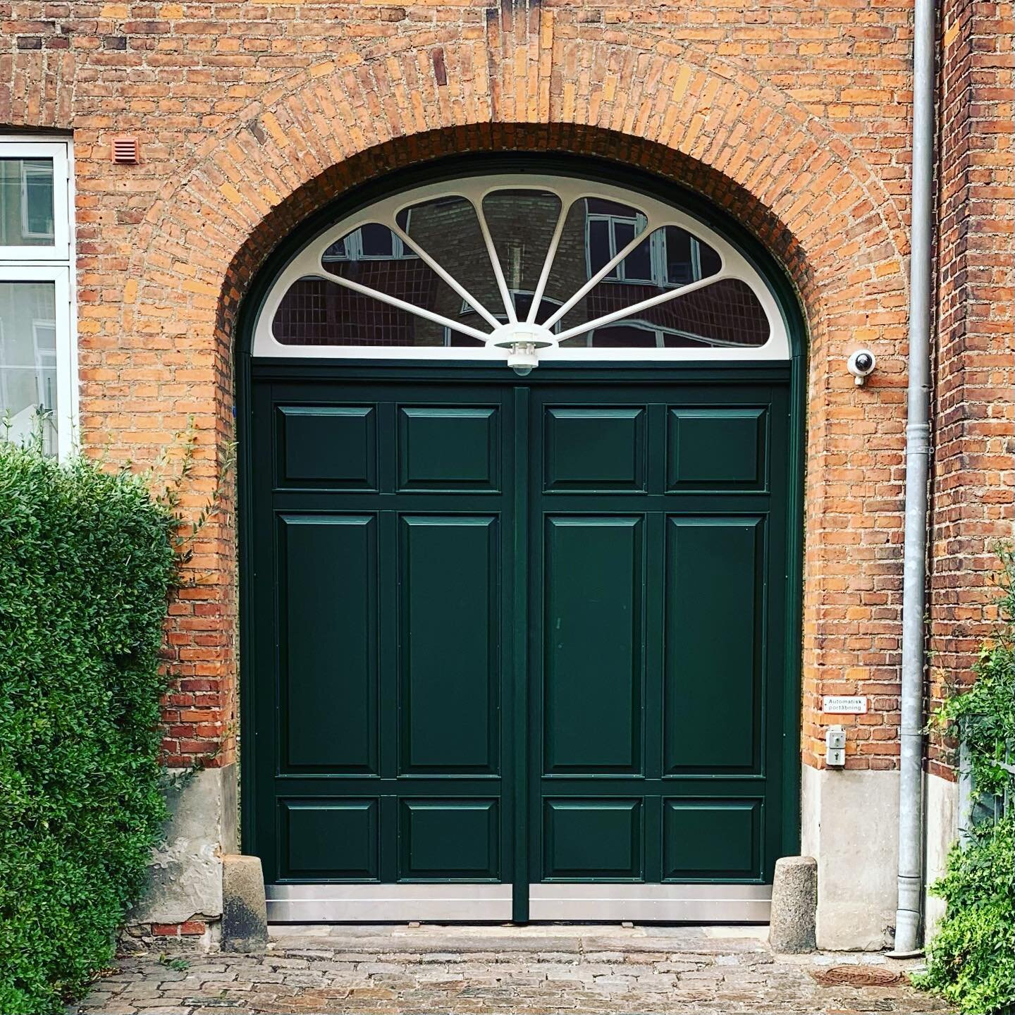 #maingate #woodengate #gate #doubledoor #raisedpaneldoors #muntinwindows #automaticdoors #windowrestoration #gaterestoration #handcrafted #handmade #madeindenmark #joinery #carpentry #craftsmanship #jesperhoeg