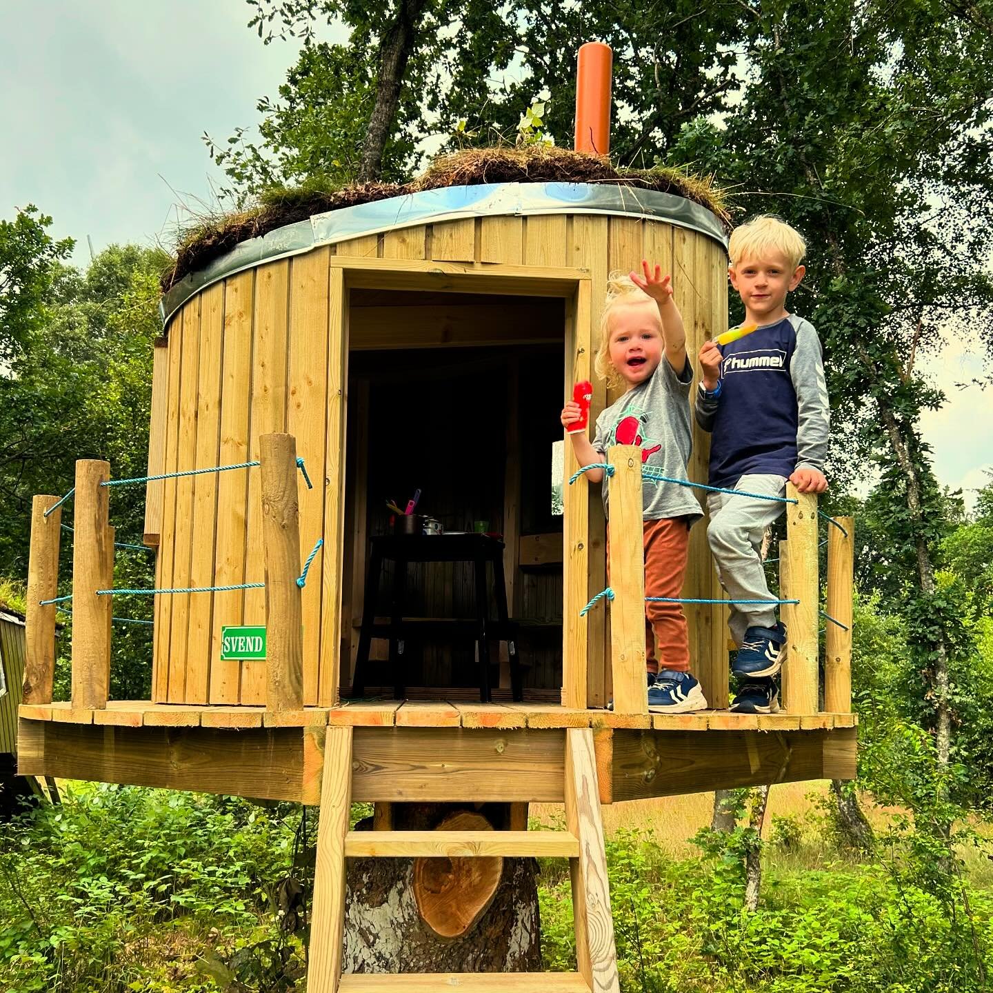 #2yearsold #bestbuilder #worldsbestnephew #happybirthday #treetophut #treetopcabin #treetopplayhouse #houseinthewoods #woodcabin #greenroof #woodwork #familywoodworking #handcrafted #craftmanship #carpentry #joinery #projectcompleted #jesperhoeg