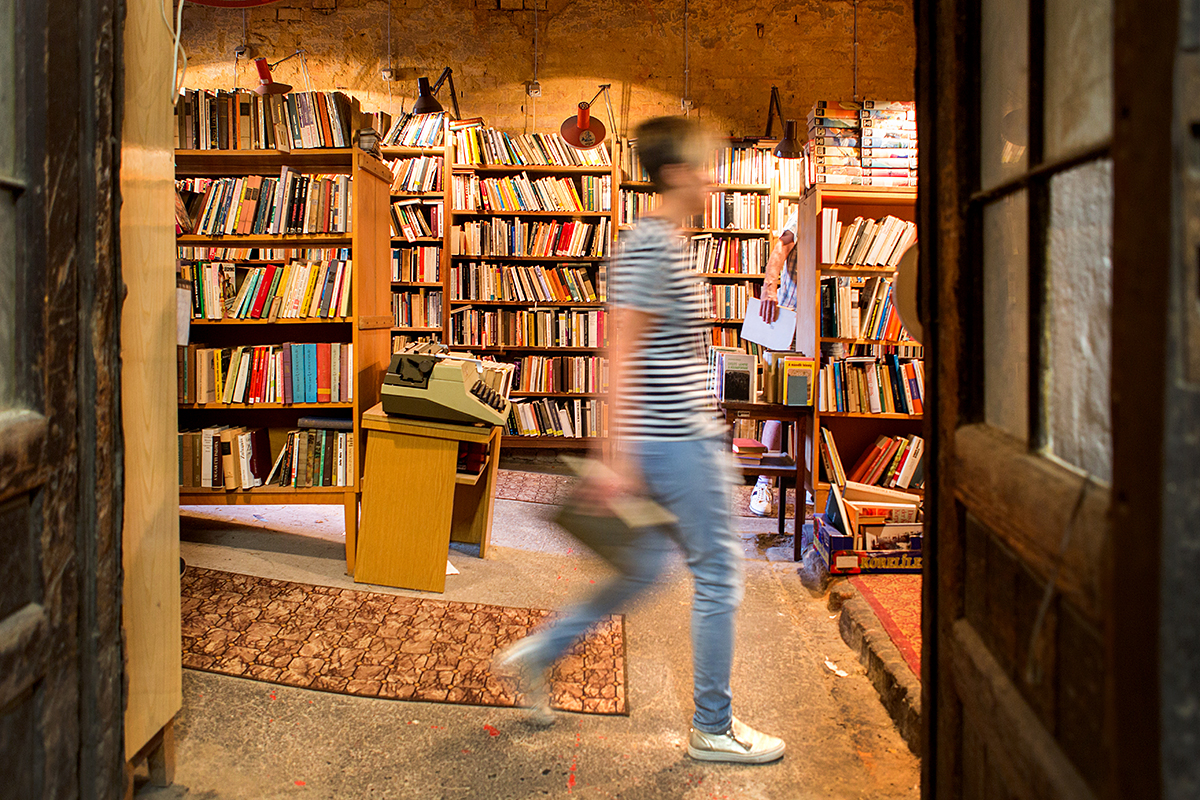  A Csorba Győző Megyei és Városi Könyvtár által a találkozó idejére szervezett Retró Könyvvásár a Király utcában. 