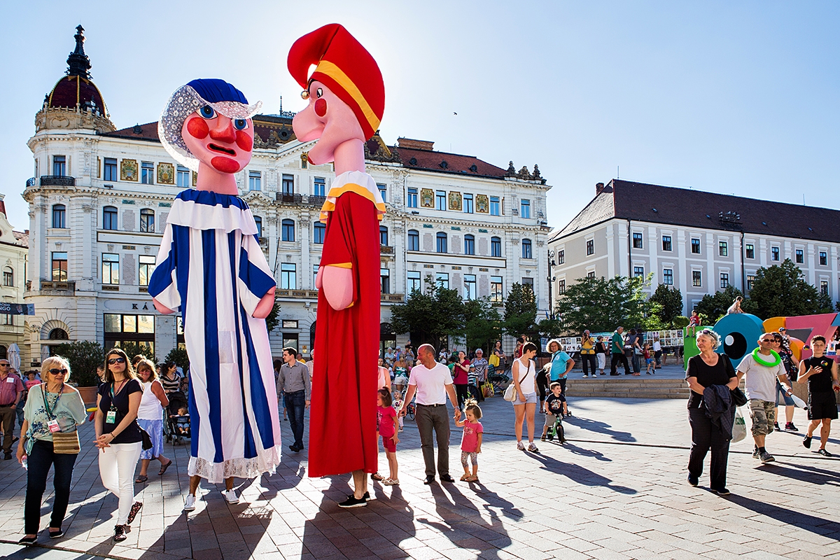 Óriásbábosok Pécs belvárosában a 2017. évi POSzT megnyitóján 2017. 06. 08-án.