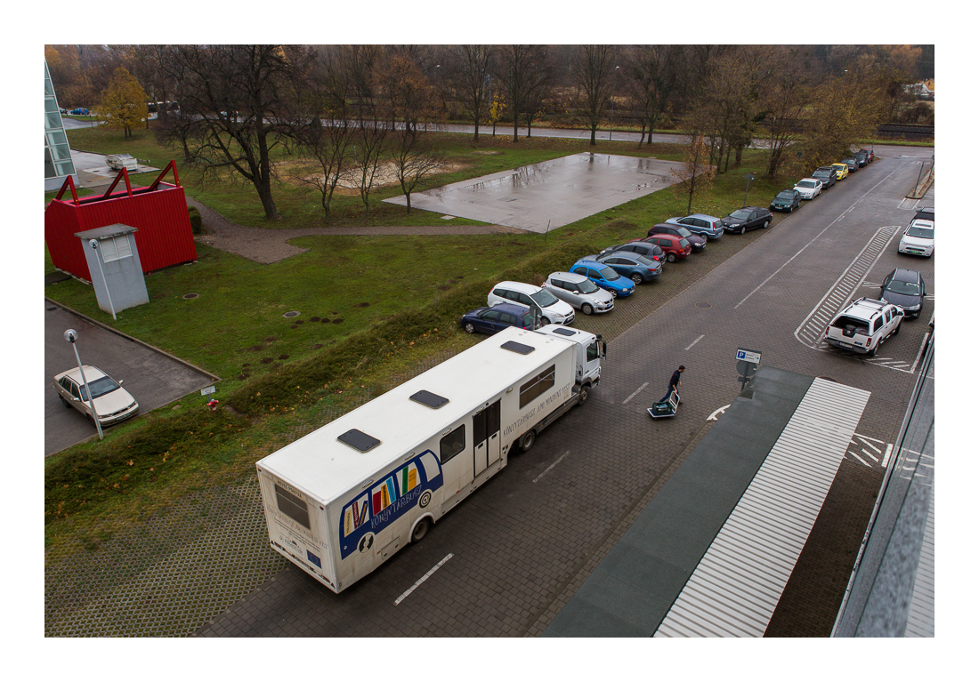  Állománycsere - a visszahozott könyvek cseréje, a könyvtári állományból kért kívánságok elhelyezése a buszon. Pécs, 2017.11.18. 