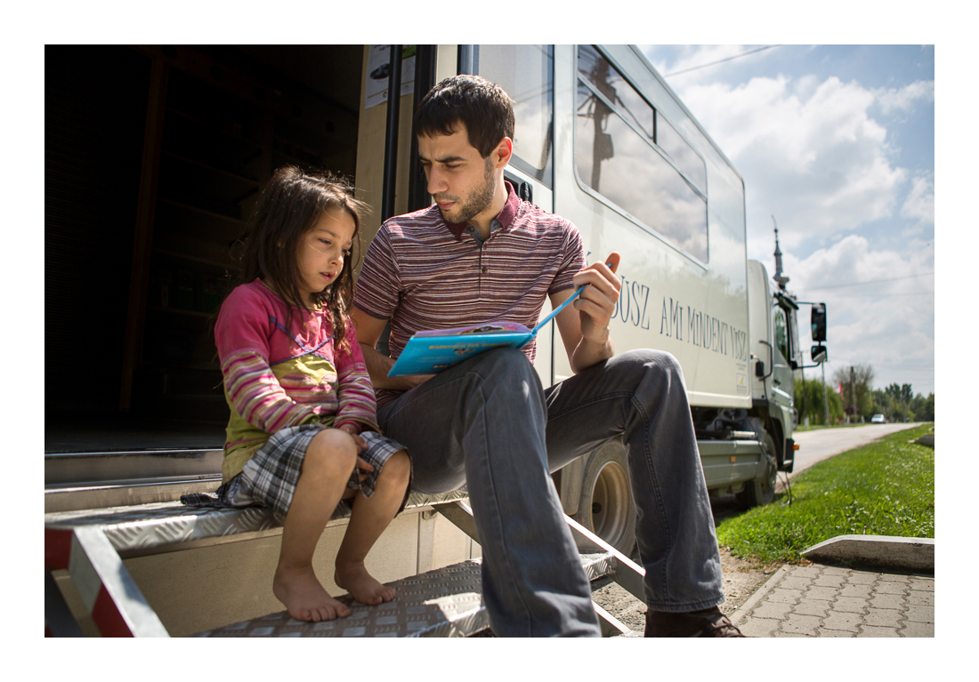  Mesedélután. Sok kisgyerek inkább csak internetezni jár a buszra, van, aki könyvet még nem is fogott a kezébe – de ezen lehet változtatni. Tésenfa, 2017.05.12. 