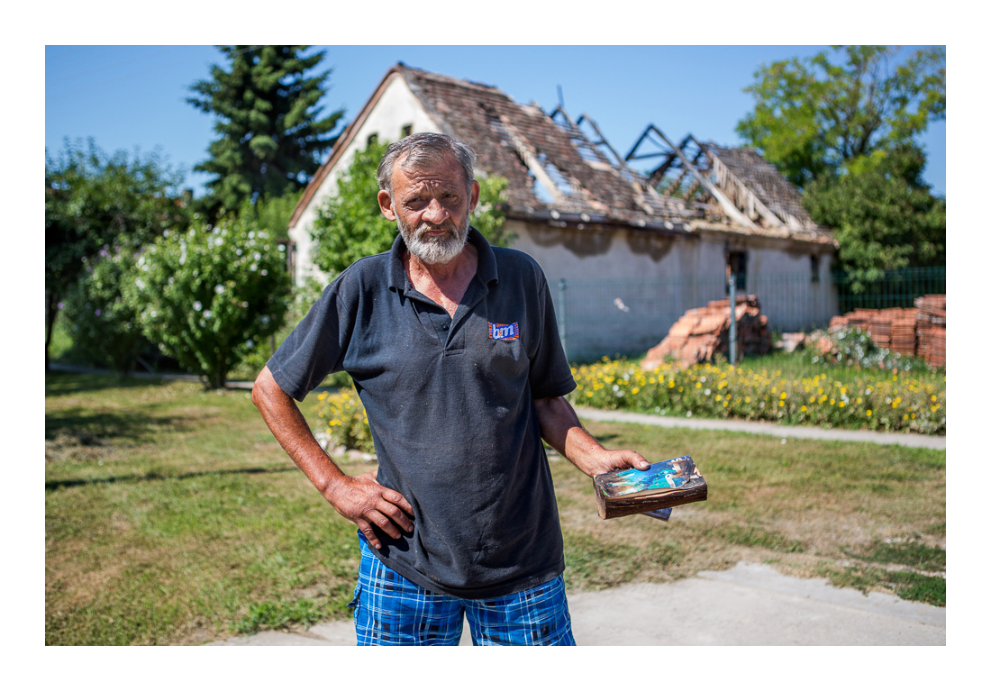  Bár a háza leégett, Sándor a megrongálódott könyvtári kötetekről sem feledkezett meg, mert, mint mondta, bármi legyen is, ő még szeretne járni a könyvtárbuszra. Katádfa, 2017.07.21. 