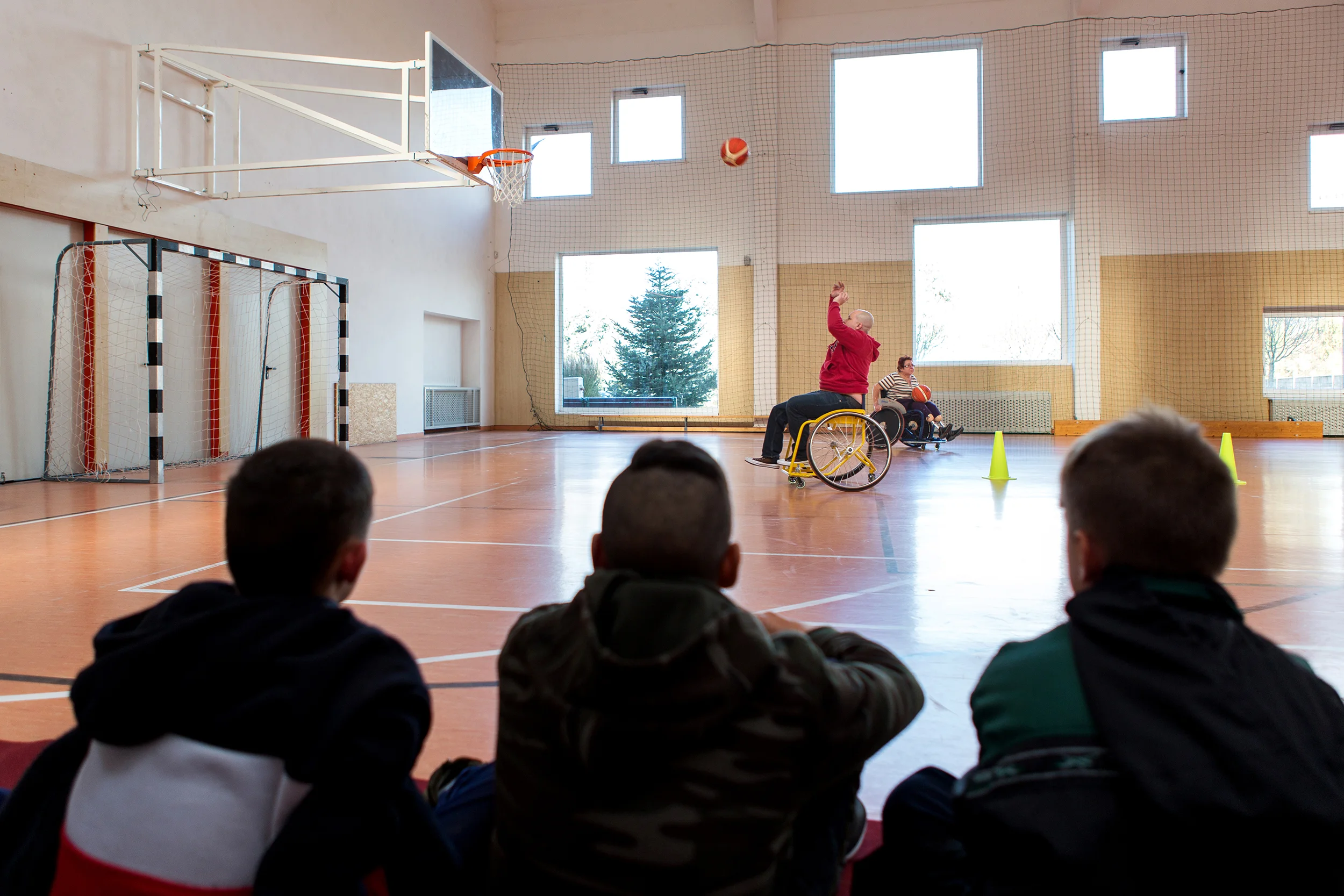 Kerekesszékes kosarazni is inkább a családja unszolására kezdett, de élvezi a sportot, ami jó unaloműző. Az edzéseken általában remek a hangulat, és fáradtabb, lustább napjain sem hagyja ki ezeket, mert tudja, a csapat számít rá, őket nem akarja cserbenhagyni. A kosár által Márkó egy támogató közösség tagja lett,