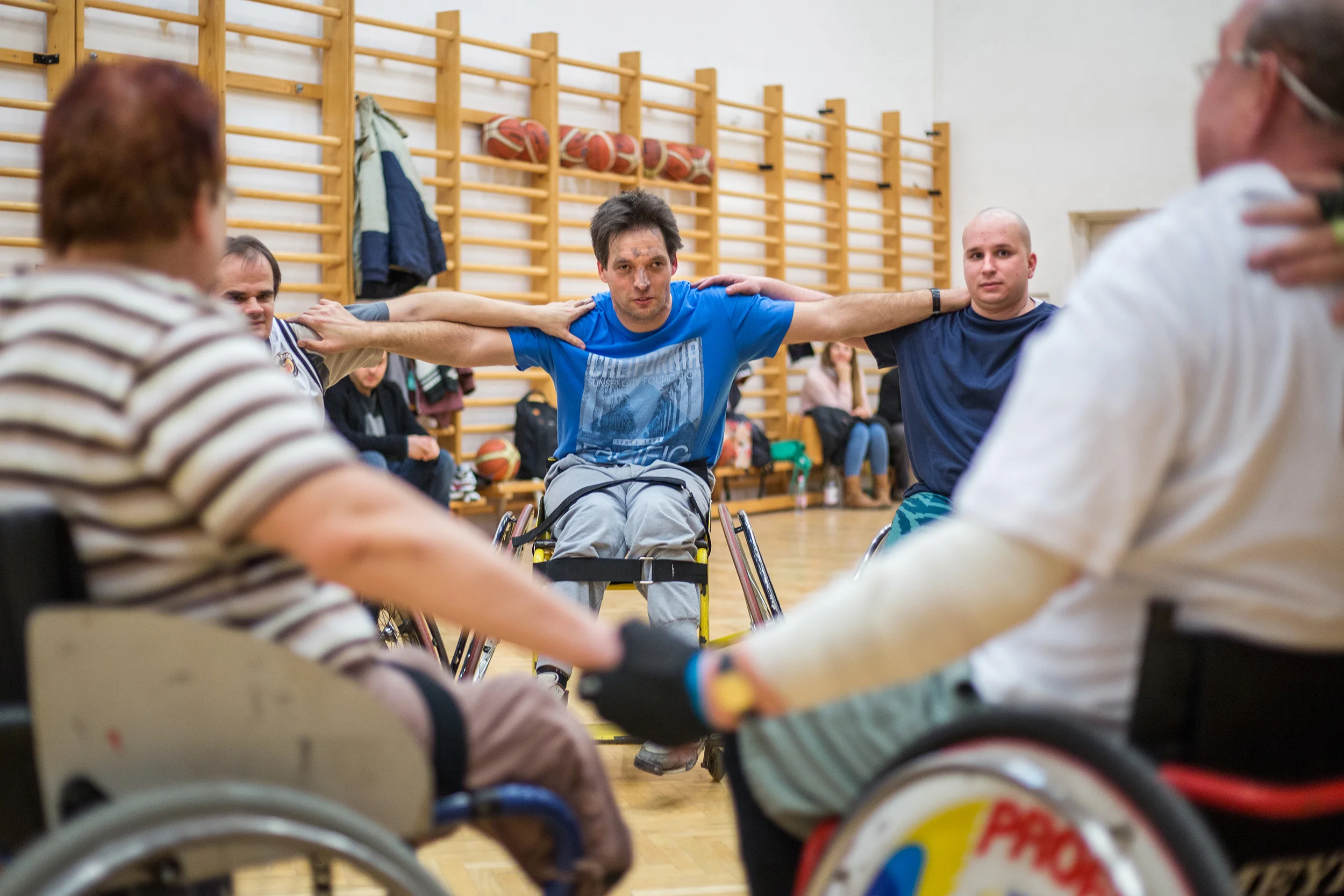 Laci korábban nem sportolt. A heti kétszeri edzés a kondiban maradás mellett kikapcsolódást jelent számára. Ügyes kezű, gyakran szereli is a kerekesszékeket. Szereti a meccsnézést, az edzésen kívüli közös programokat is, melyeket végre neki való társaságban tölthet el.