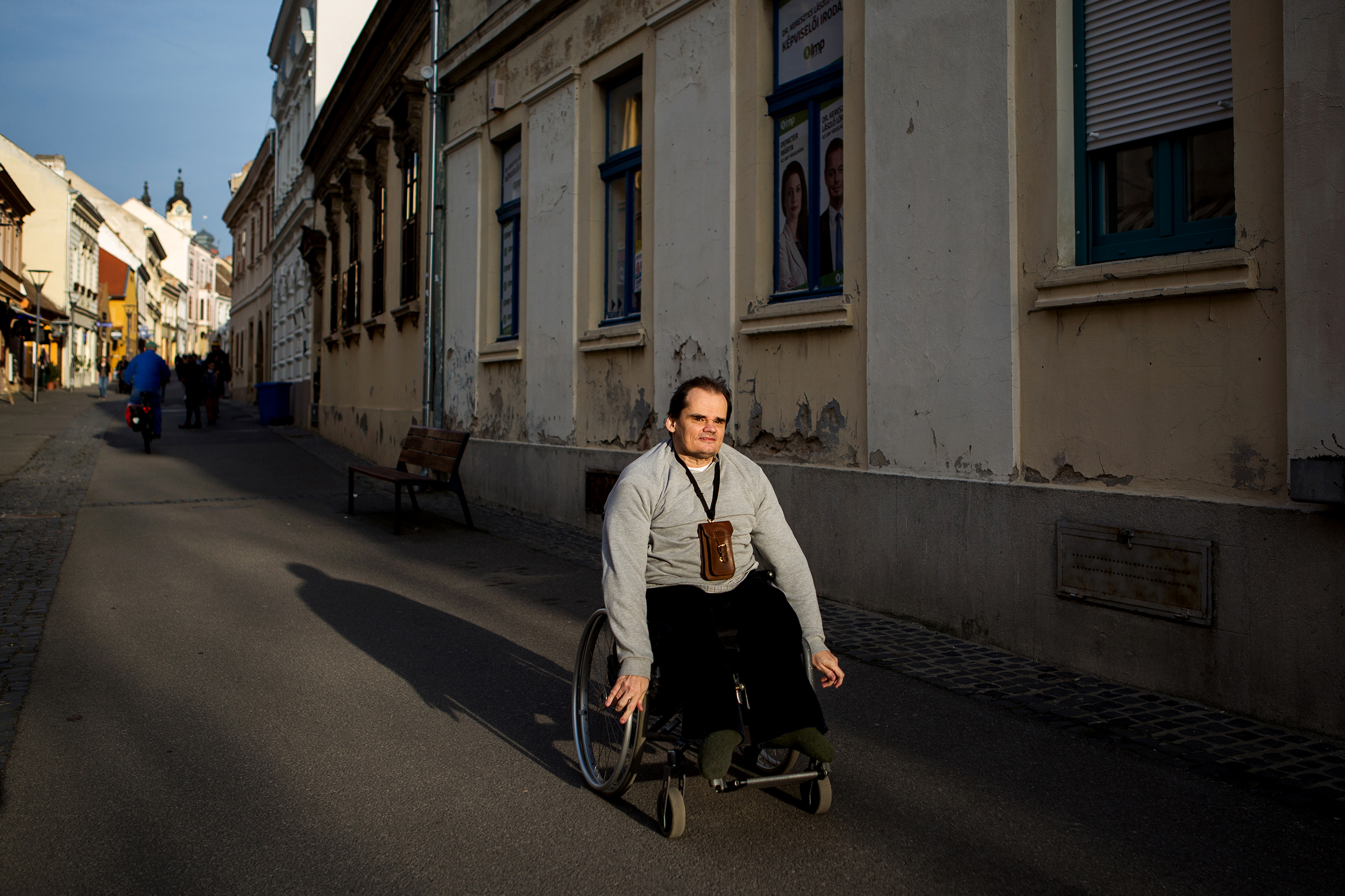 Feleségével él saját földszinti panellakásukban, ahová rámpán, az ablakon keresztül jut be. Hobbija a zenehallgatás és koncertlátogatás. Emellett, amint beköszönt a jó idő, szívesen csatangol a belvárosban, talpraesetten közlekedik manuális kerekesszékével még a nehezebb terepeken is.
