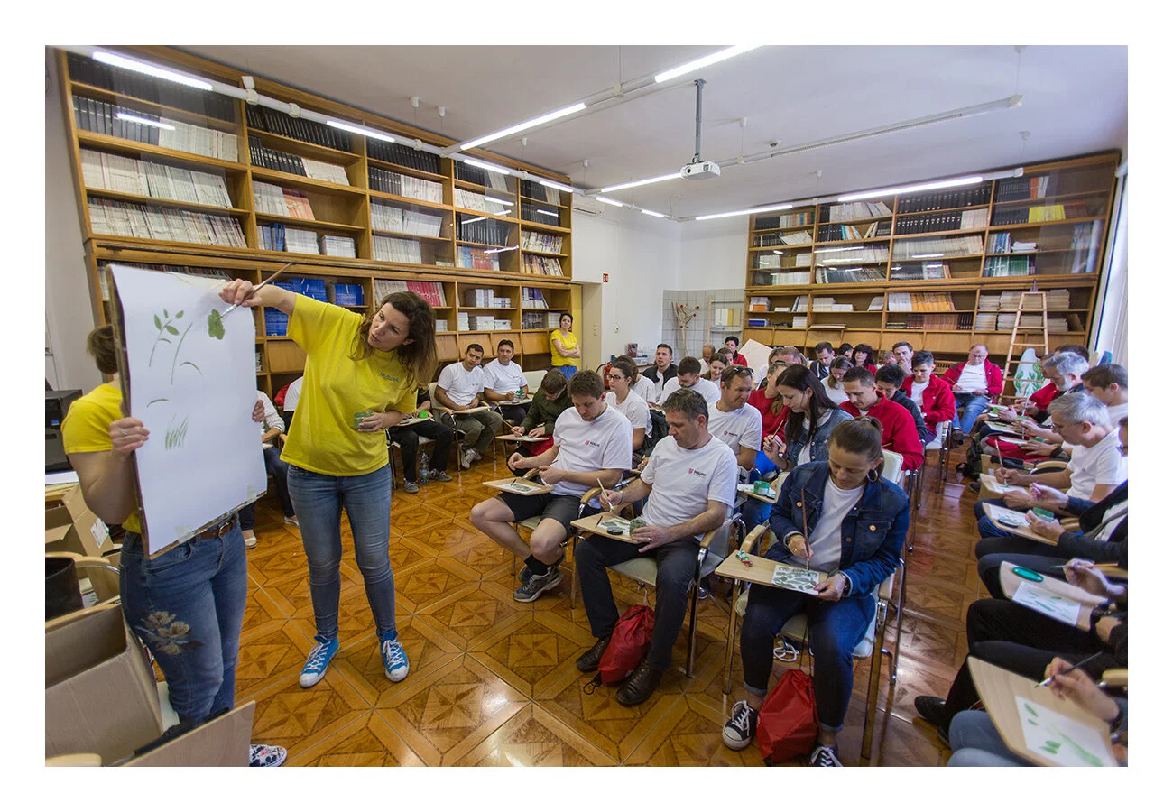  A következő szombaton egy rövid oktatás (ecsetkezelés, festék használata, stb.) után kezdődhetetett a színkódokkal elátott foltok kitöltése. 
