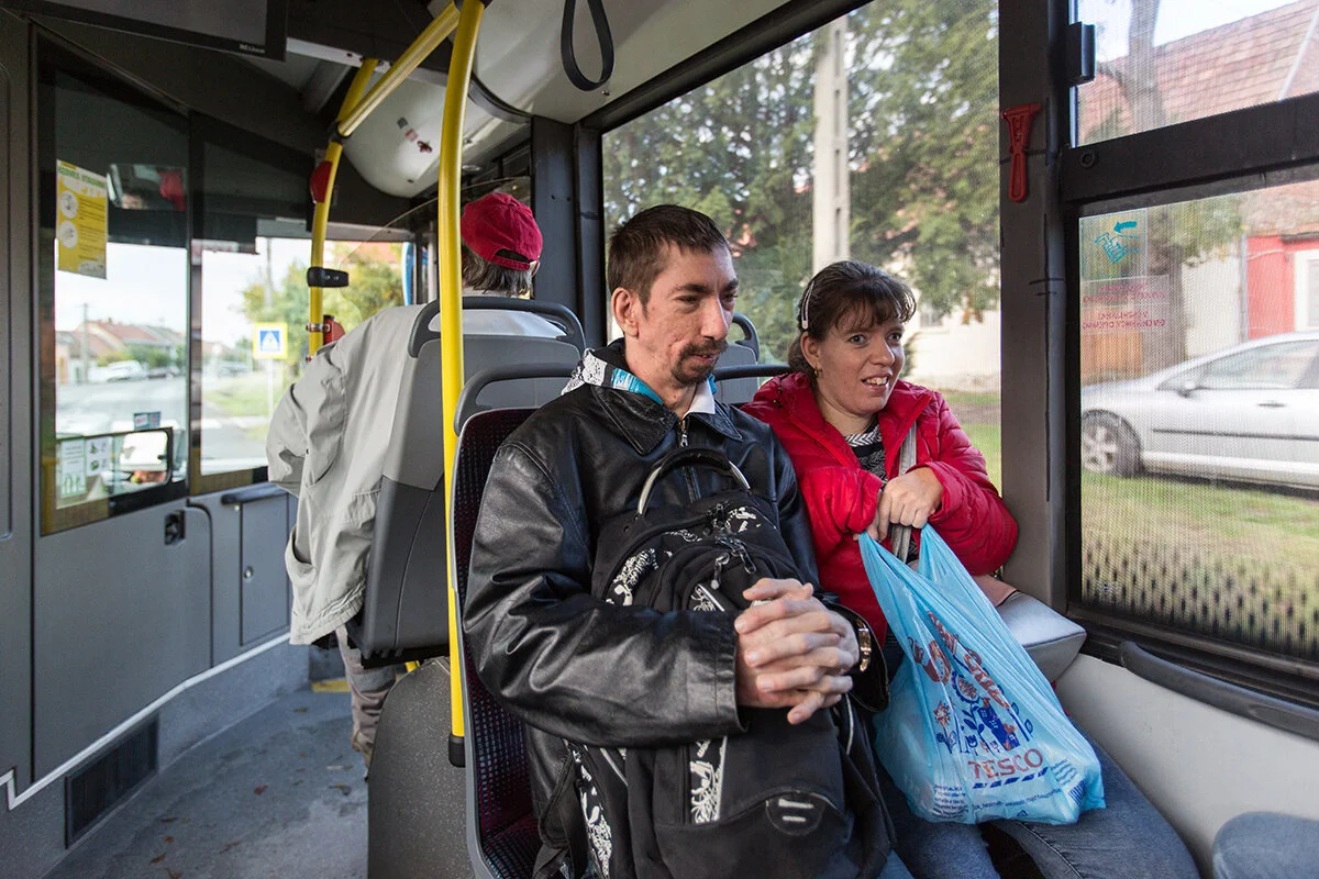 Úton - Tomi a buszon összetalálkozik barátnőjével. 7 éve vannak együtt. Egy-egy puszin, ölelésen, kézfogáson kívül azonban nincs közöttük testi kapcsolat. Valószínűleg a körülöttük élő, értük felelős emberek sem szorgalmazzák ezt, és körülményeik se…