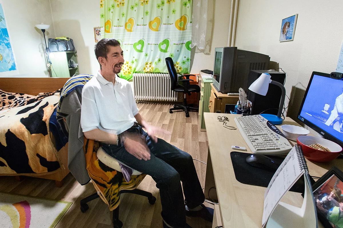 Szabadidejében sokat számítógépezik, és nagyon szereti a zenét. Most éppen a 2cellos szól – már nem sokáig, este 9 körül fekszenek az otthon lakói