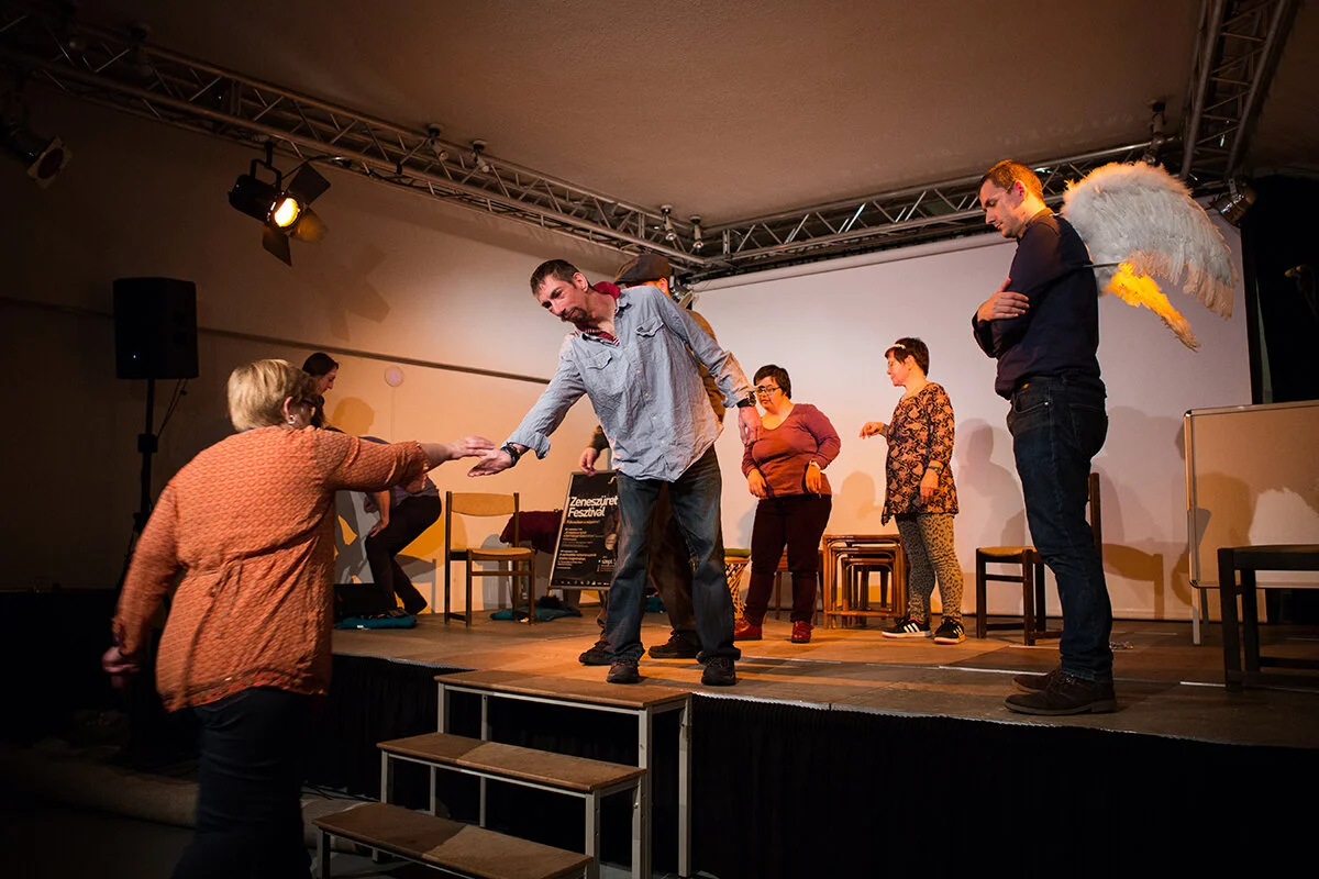 Évi nehezen lépcsőzik, de szerencsére valaki mindig ugrik és segít