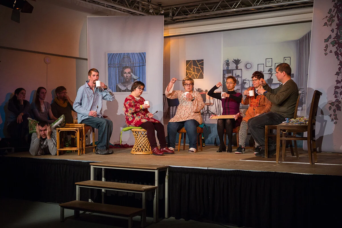 Főpróba. Bal sarokban az istenek, középen a lakóotthon lakói és a főnökasszony