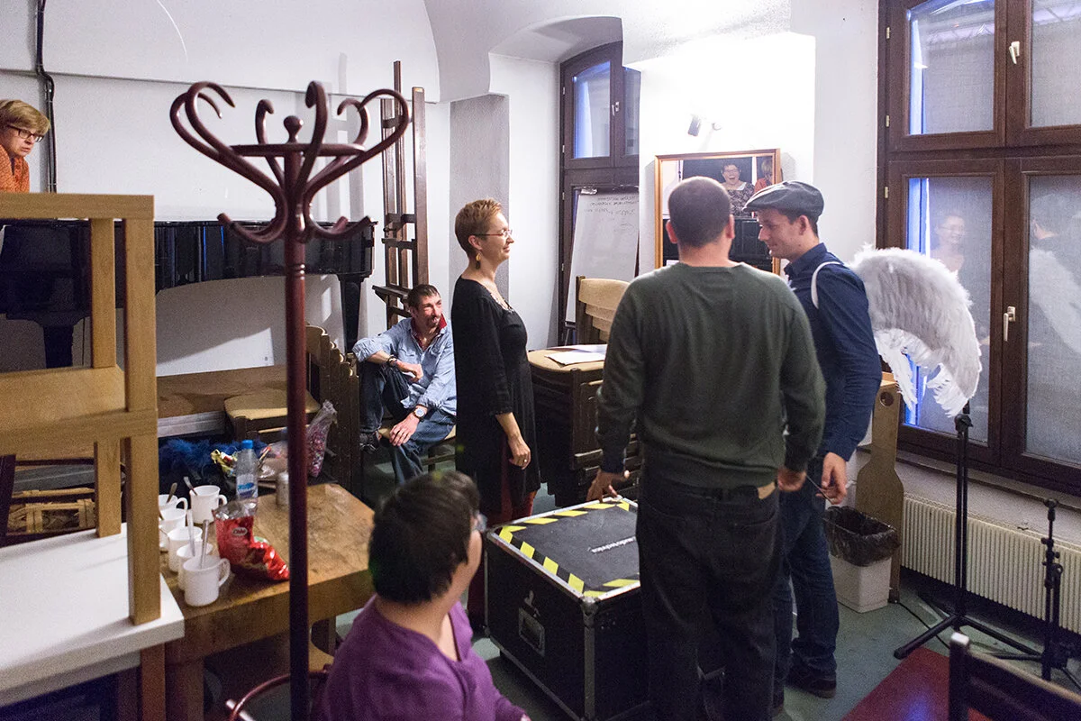 Kulisszák mögötti chipsezés és bohóckodás