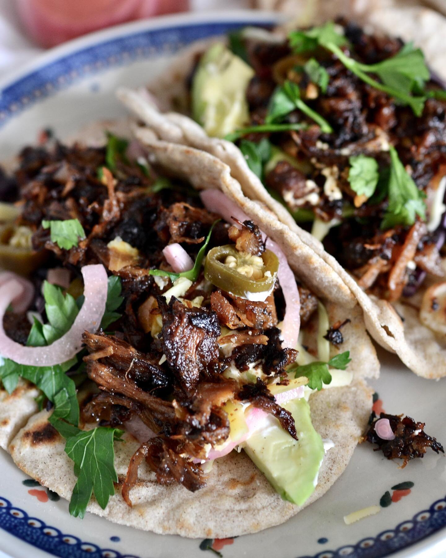 Mexican food is one of my favourite cuisines so I decided to show you how to make these delicious carnitas! They are crisped up pulled pork with an insane amount of flavour! 🌮 Sweetness, savoury notes, spiciness, herbiness,... I am getting sad I fin