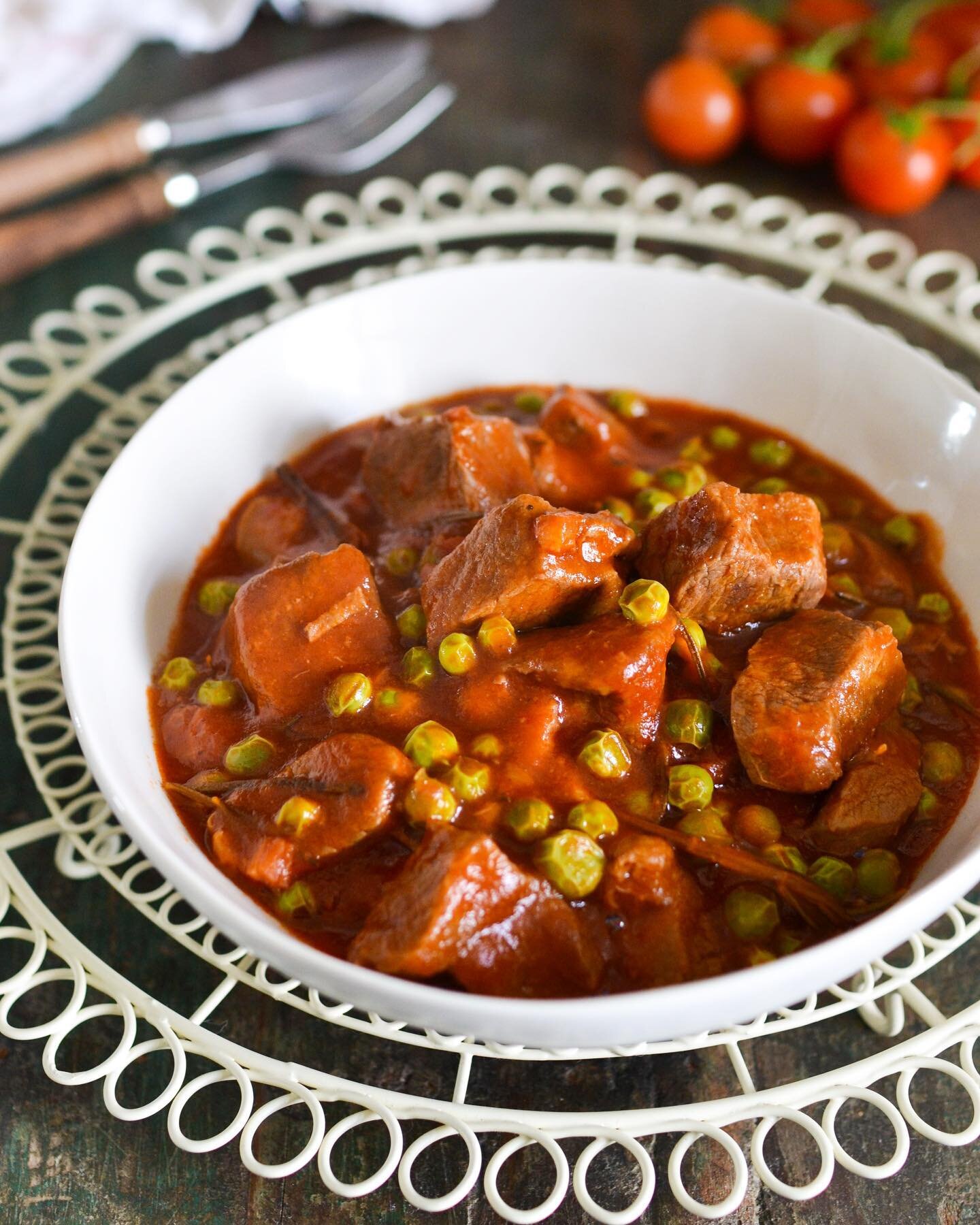 Easter is on its way 🐰 and if you need some foodie inspo, here it is! This dish is a traditional Spring 🌷 meal in Italy called Agnello a la Romagnola (lamb stew with peas and pancetta) and it is so so so flavourful 😊 

Made in collaboration with i