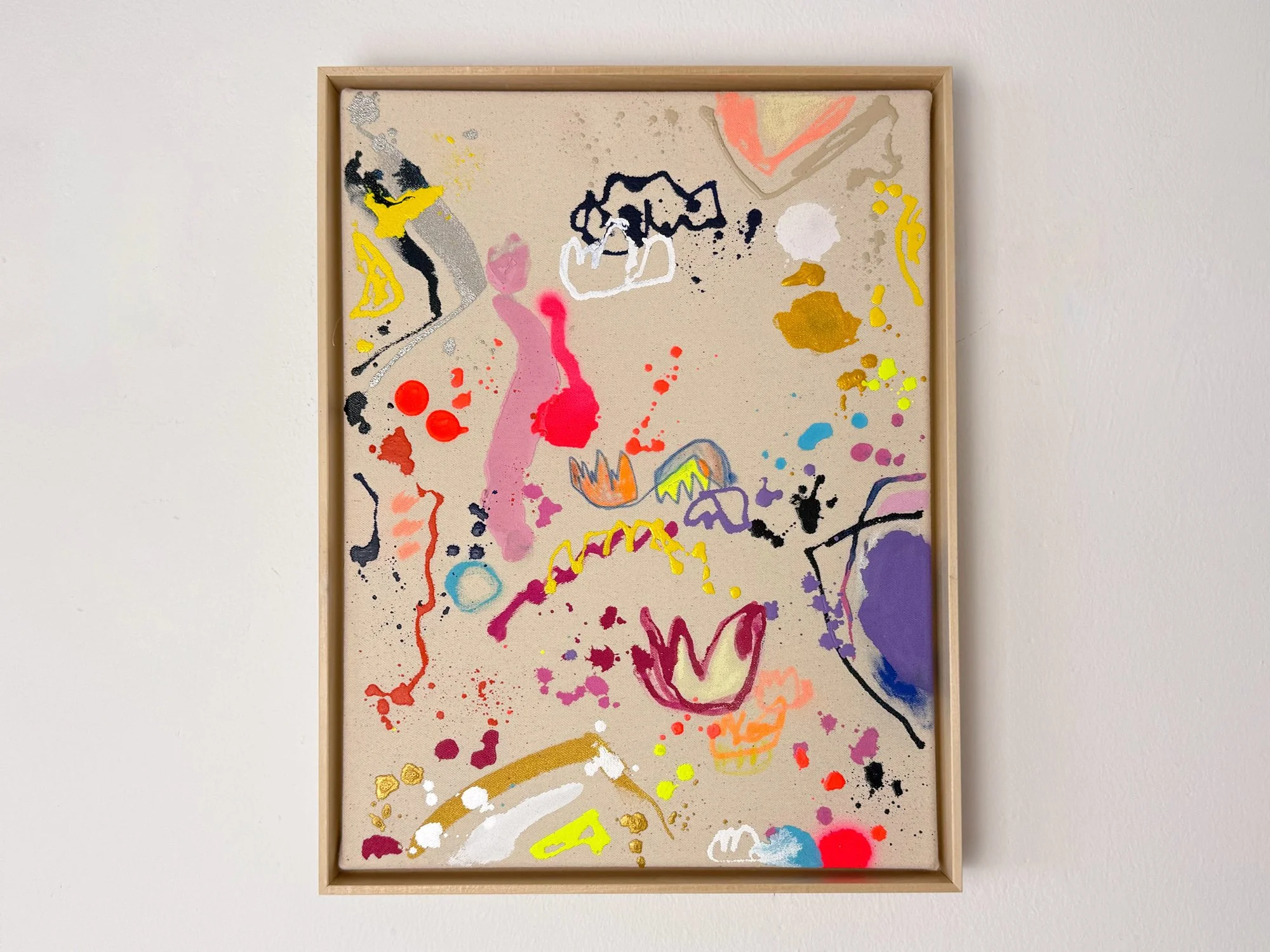 Kleiner Traum by Vera Klaus, a framed 40 × 30 cm abstract painting with pink, red, yellow, turquoise, purple and gold marks on natural canvas.