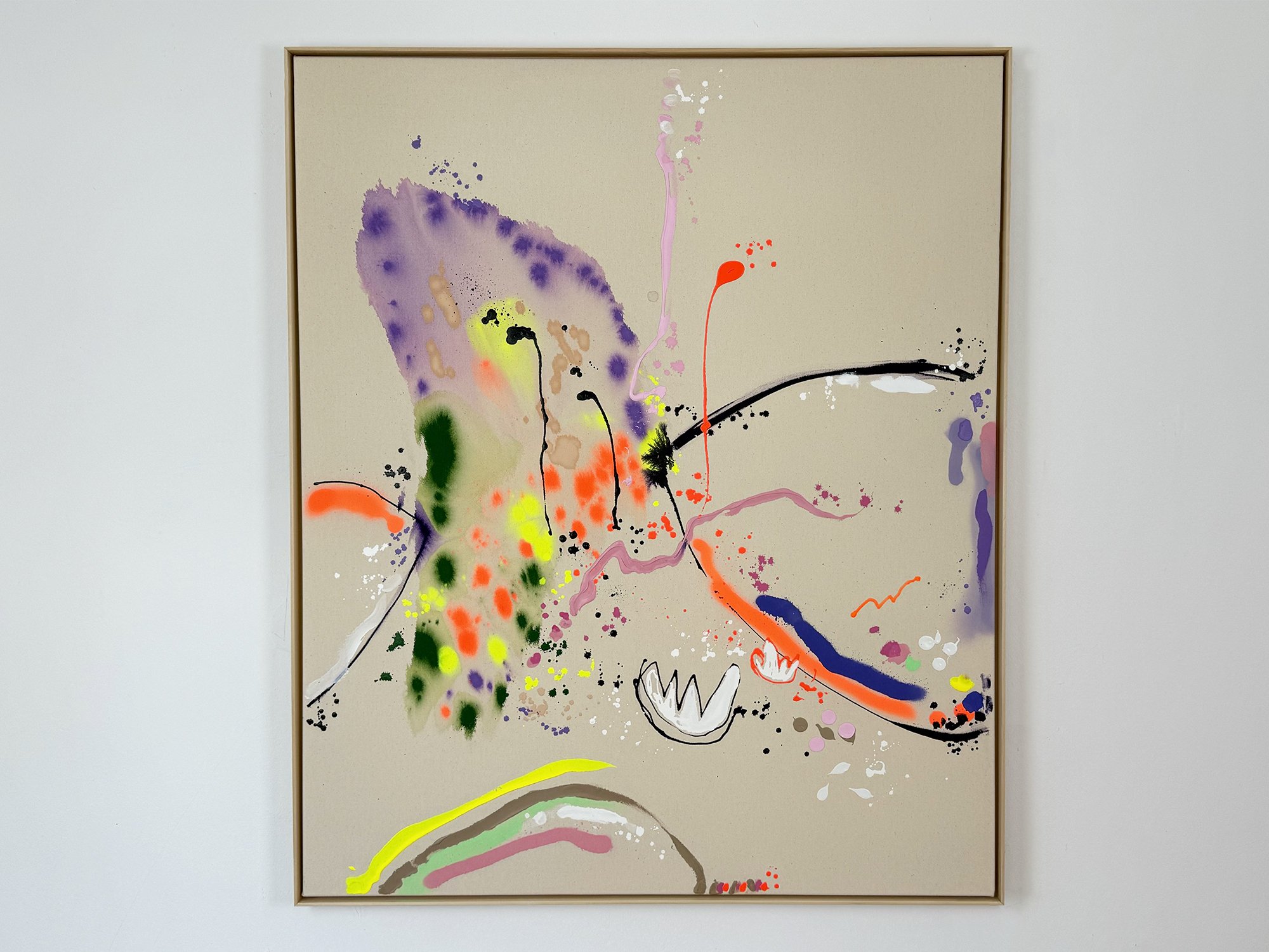 Tanzende Blüten (Dancing Blossoms) by Vera Klaus, expressive abstract painting with mauve, yellow and green paint gestures on raw canvas