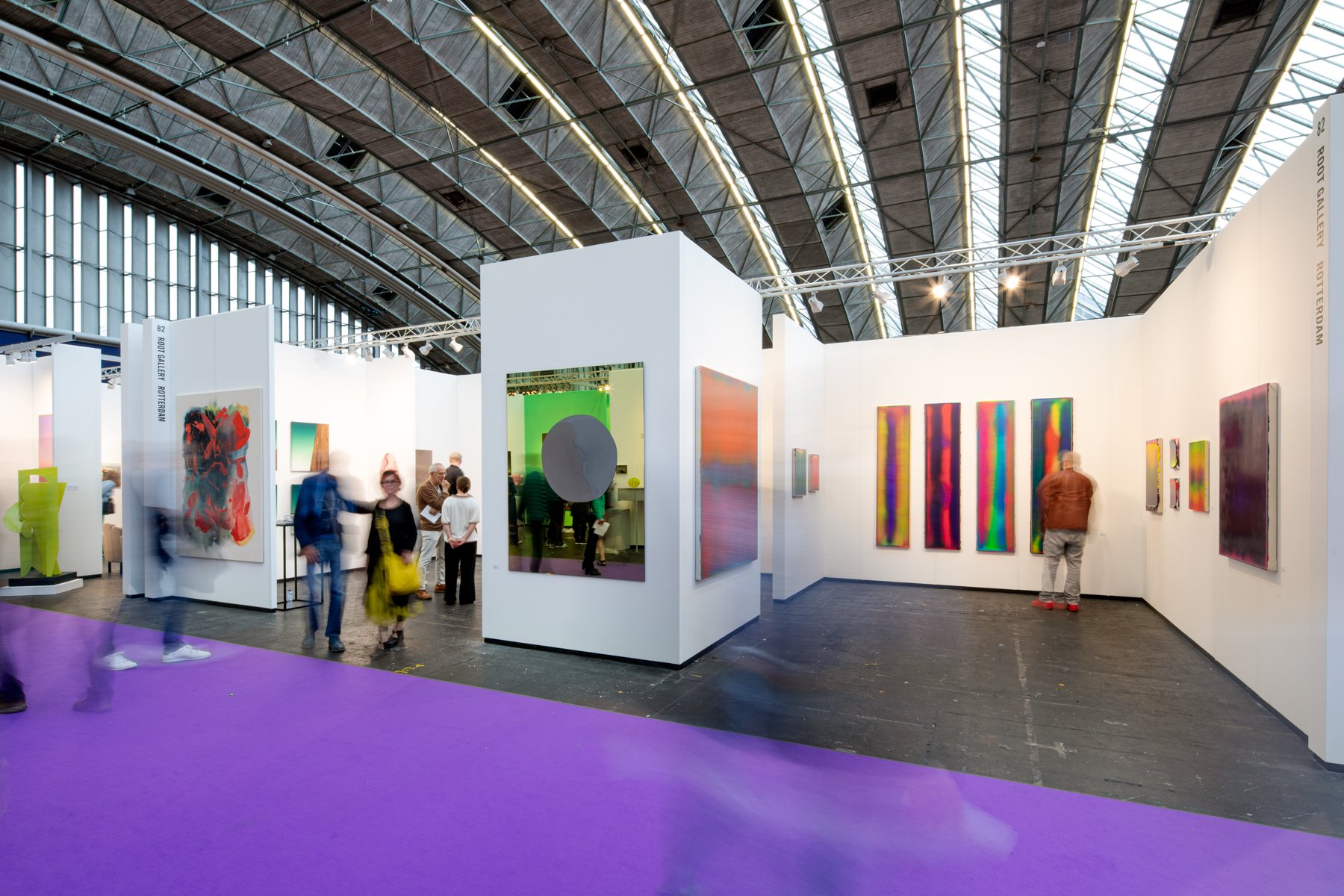 Overview of Root Gallery booth at KunstRAI 2023 featuring Quinda Verheul’s large-scale wall piece Never Lost I.