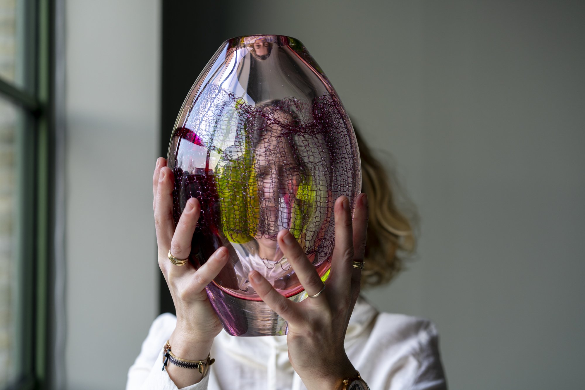 Portrait Francisca Snel, in her hands a pink, glass sculpture