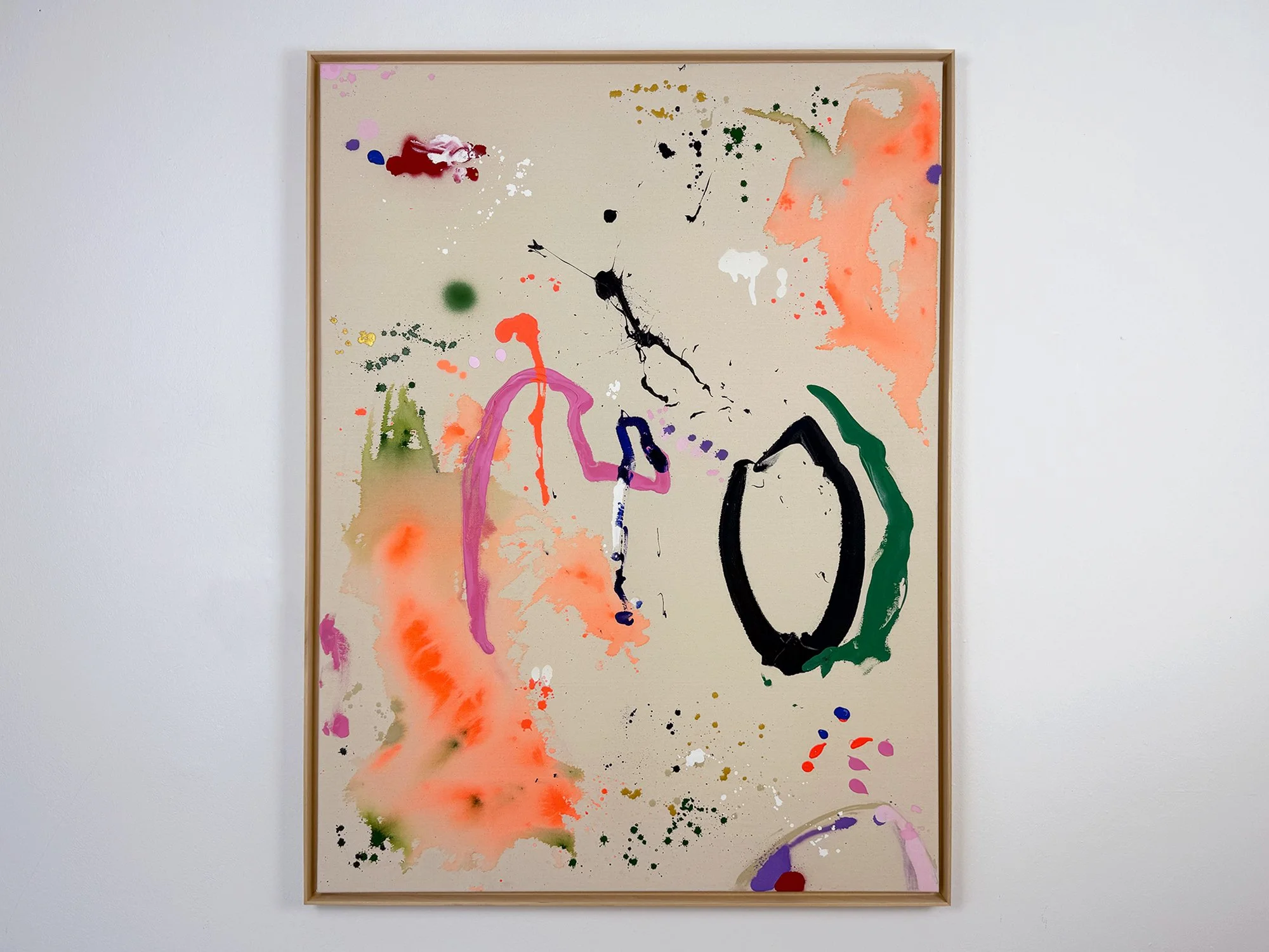 warme Umarmung (2025) by Vera Klaus, large abstract painting of 120 × 90 cm with expressive shapes in orange, black, green, pink and purple, framed in wood.