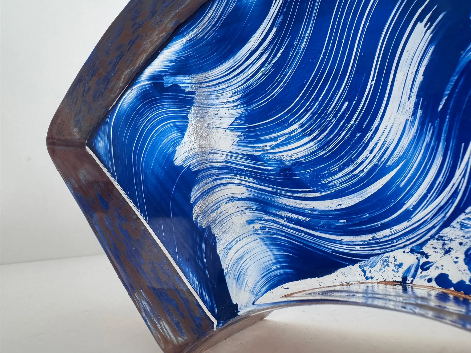 Detail of the curved upper edge of Spatial Shade Segment I, a geometric glass sculpture by Lisette Schumacher.