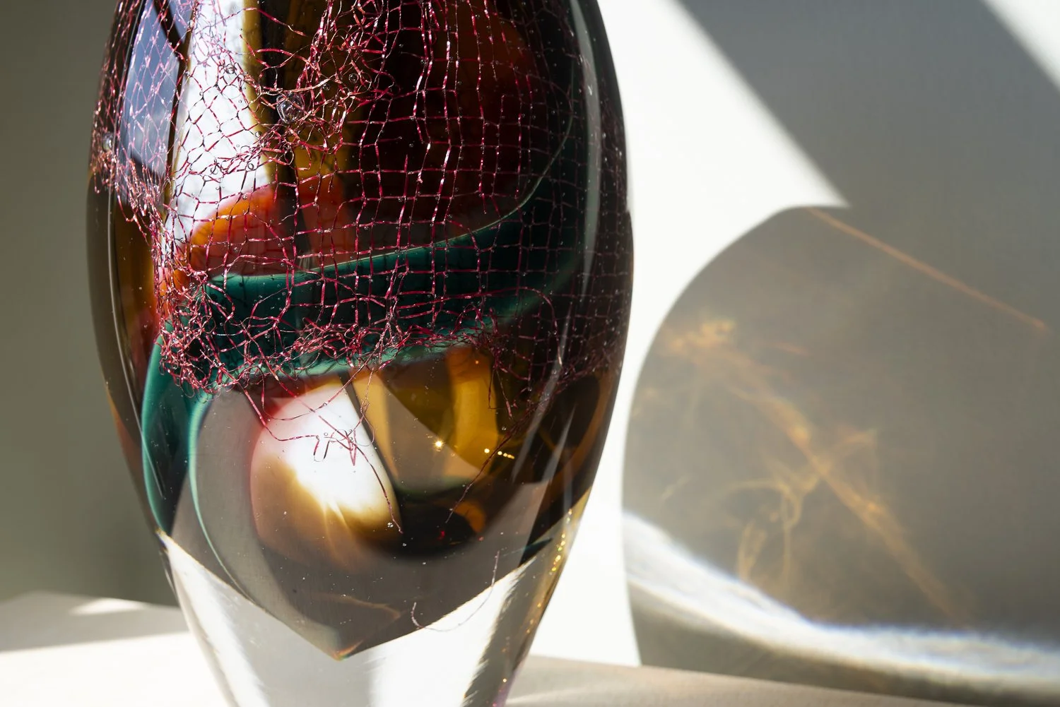 Detail of the fine copper mesh enclosed within reddish glass in Francisca Snel’s Crystal Clear #14.
