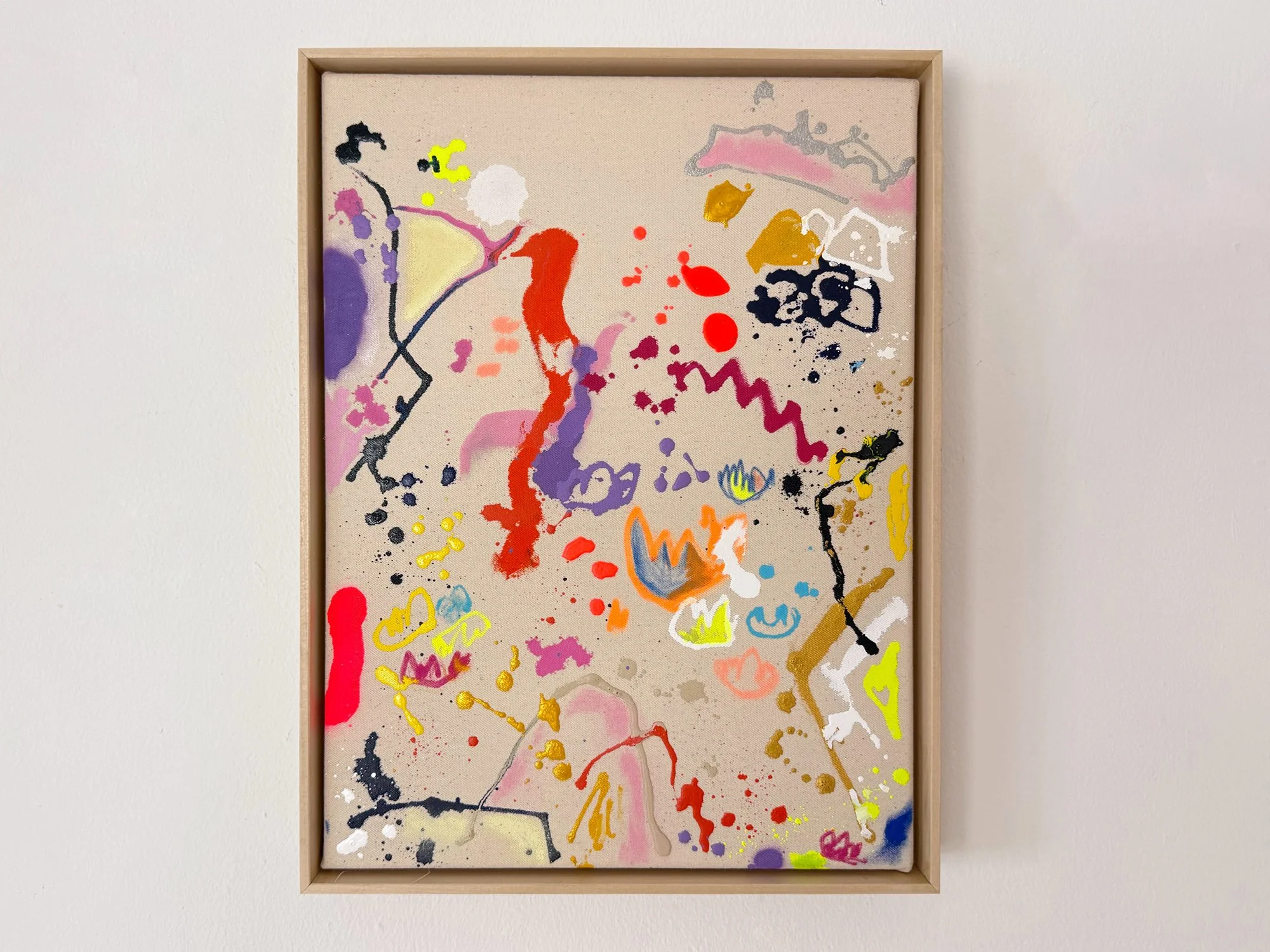Gedankenkarussell I, framed in natural wood, with orange-red, purple, yellow and gold marks distributed across a pale canvas.