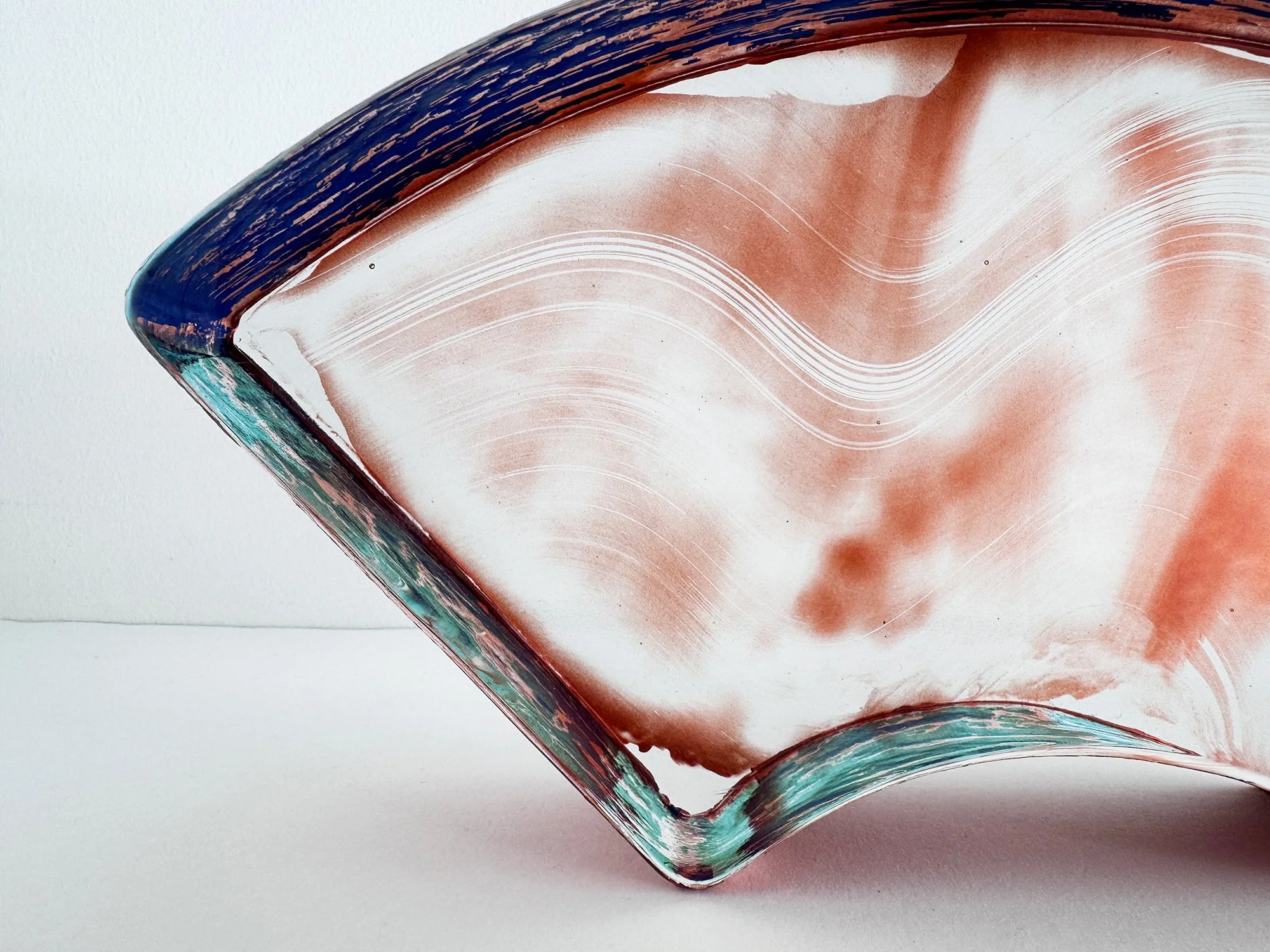 Detail of rose and reddish-brown tones with fine white lines in Lisette Schumacher’s glass sculpture Spatial Shade Segment II.