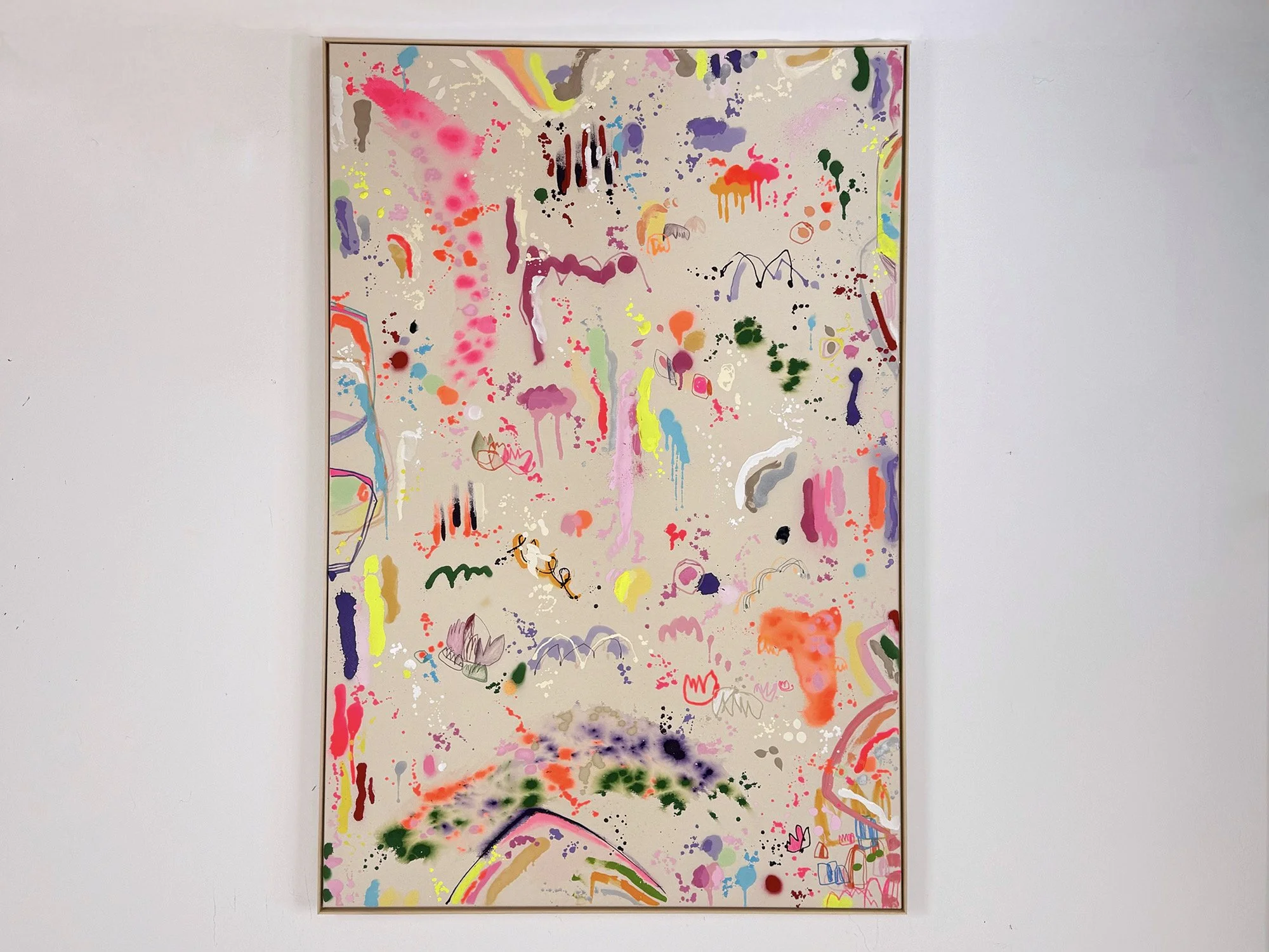 Large vertical abstract painting große Freiheit by Vera Klaus, with neon pink, orange, green and purple marks on a warm beige background