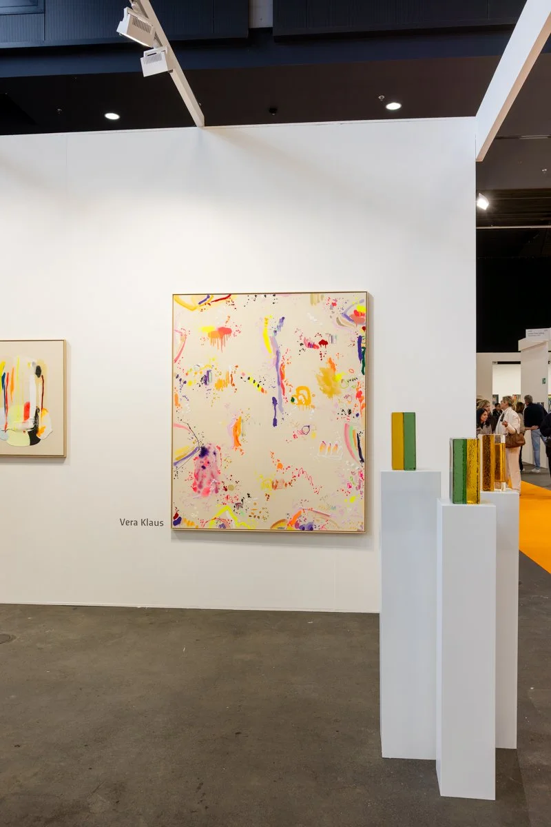 A large painting by Vera Klaus at Art Rotterdam, with sculptures by Lisette Schumacher in the front.