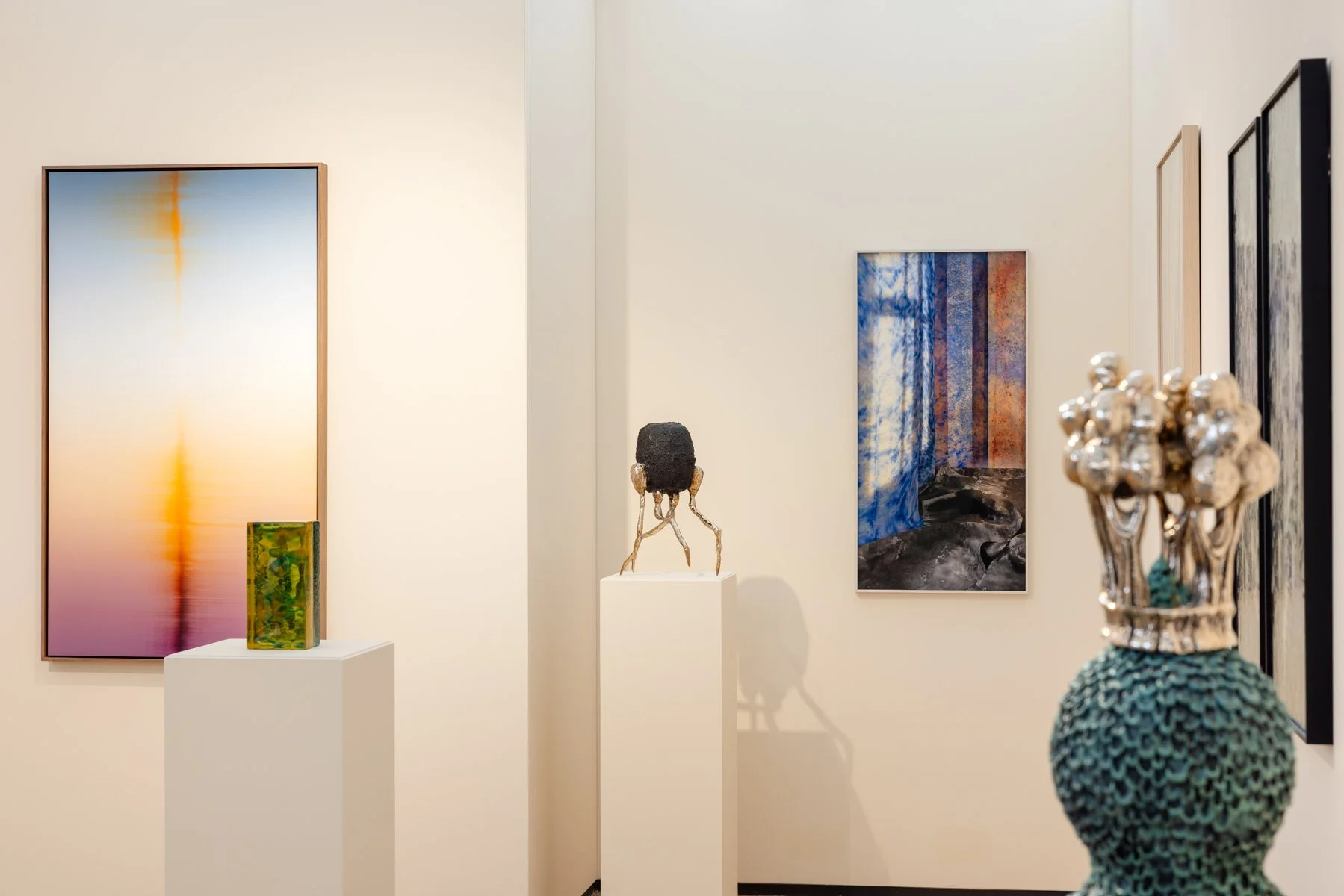 Caught By Time – bronze sculpture by Jeske Haak on display at PAN Amsterdam, shown on a white pedestal