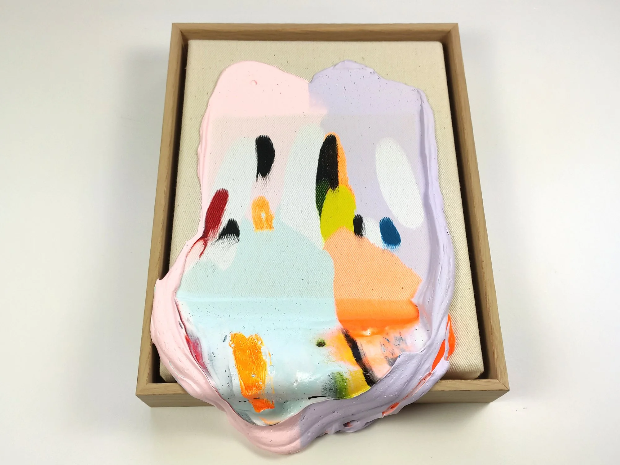 side view of a Poppie painting by Karen van de Vliet, showing the built-up paint layers and rounded, sculptural edges