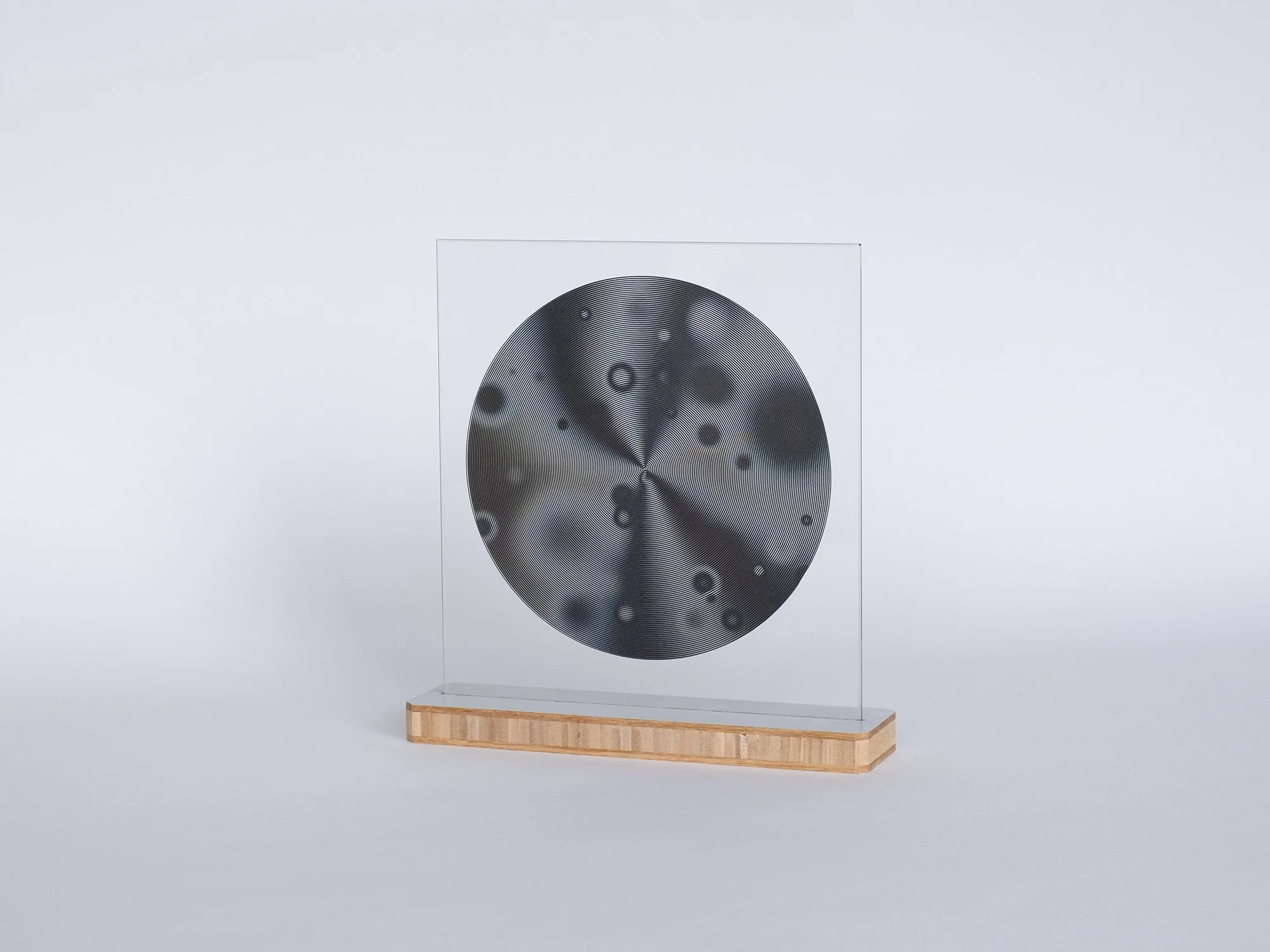 Freestanding sculpture High Moon (2025) by Freerk Wilbers, exploring light, motion, and perception through transparent materials.