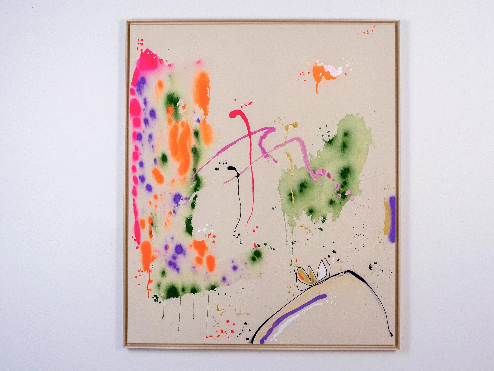 strahlendes Glück (2025) by Vera Klaus, large abstract painting of 120 × 100 cm with colourful marks in green, pink, orange, and gold on raw canvas, framed in wood.