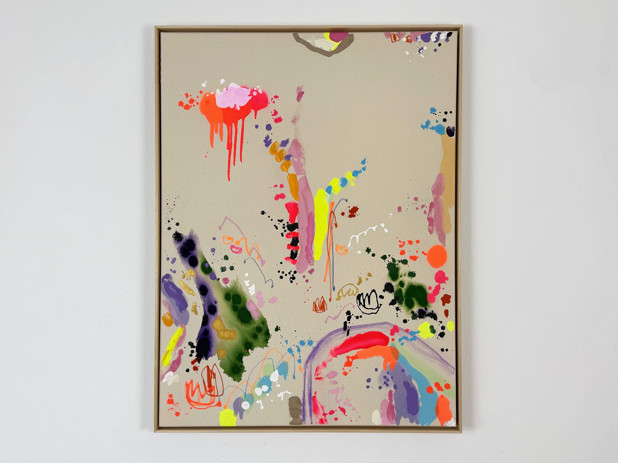 Gutes Gefühl (Good Feeling) by Vera Klaus, colourful abstract mixed media painting with neon pink, orange and green paint gestures on raw canvas in a wooden frame