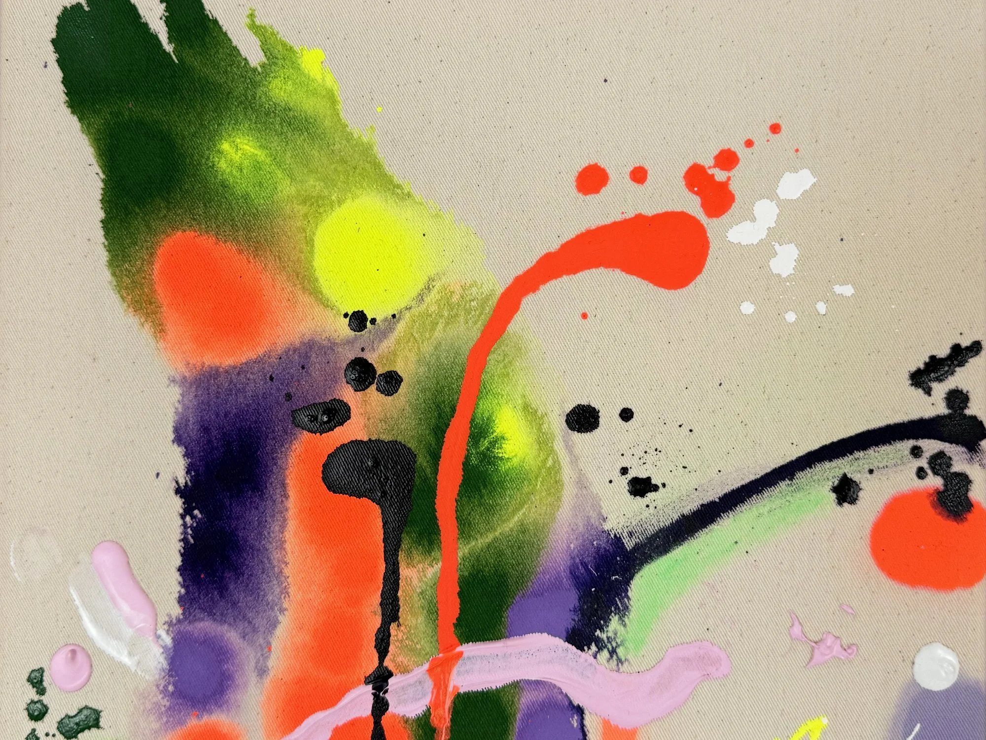 Close-up of Vera Klaus painting revealing layered paint, splatters and vibrant colour contrasts on canvas.