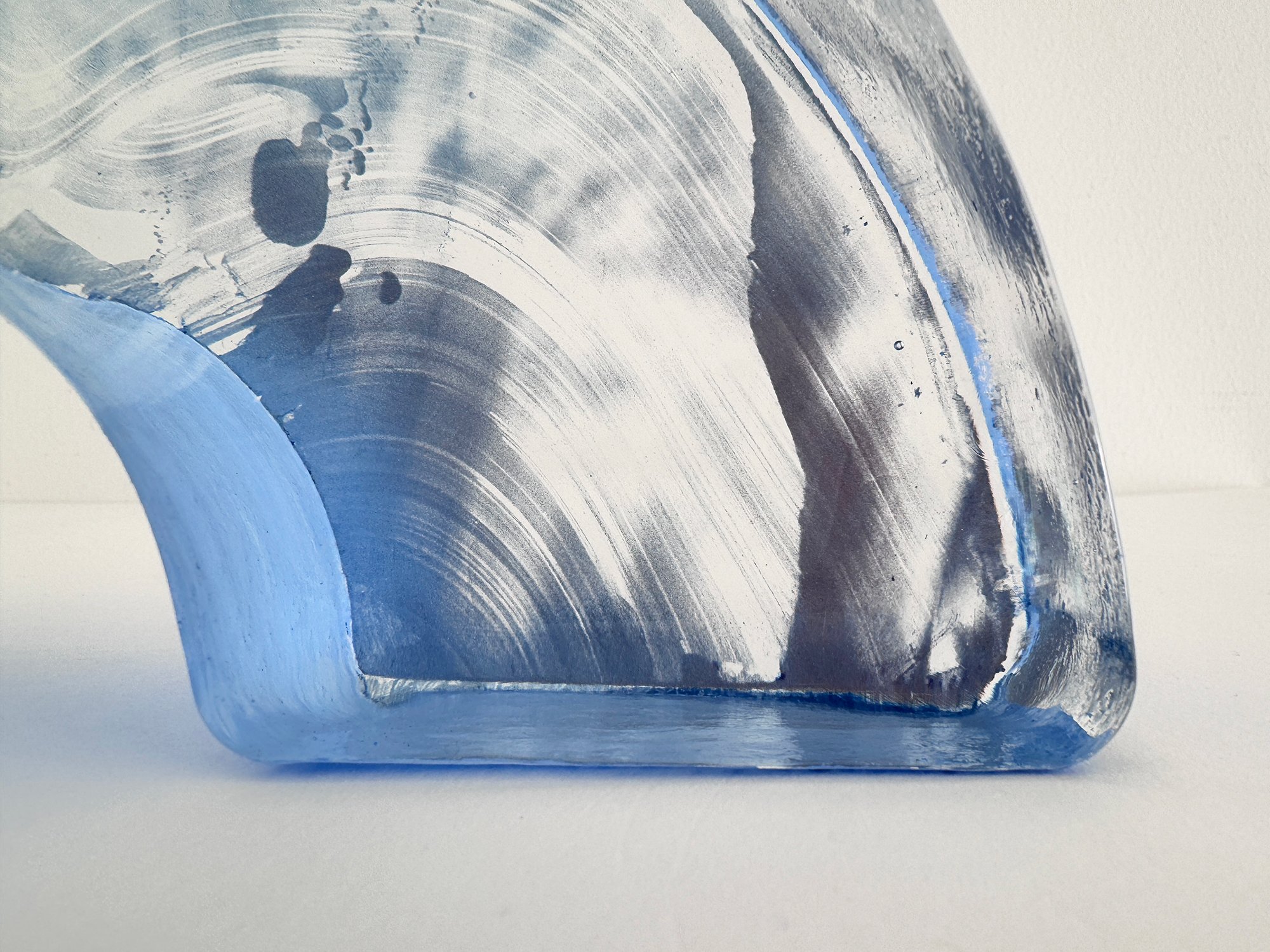 Detail of the curved outer edge of Spatial Shade Arch I, a hand-cast Venetian glass sculpture by Lisette Schumacher.